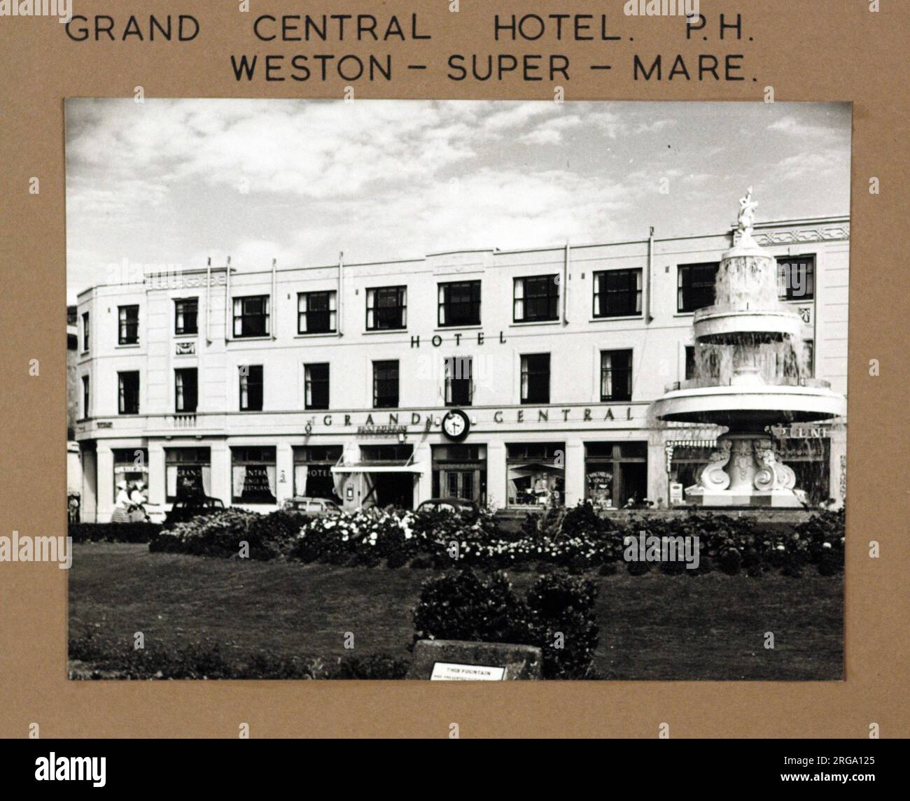 Grand Central Hotel, Weston Super Mare, Somerset. Die Hauptseite des Aufdrucks (hier abgebildet) zeigt: Die rechte Seite des Pubs. Die Rückseite des Aufdrucks (auf Anfrage erhältlich) Details: Nichts für das Grand Central Hotel, Weston Super Mare, Somerset BS23 1BD. Seit Juli 2018 . Jetzt eine Reihe von Geschäften im Erdgeschoss mit dem Regents Palace Hotel darüber Stockfoto