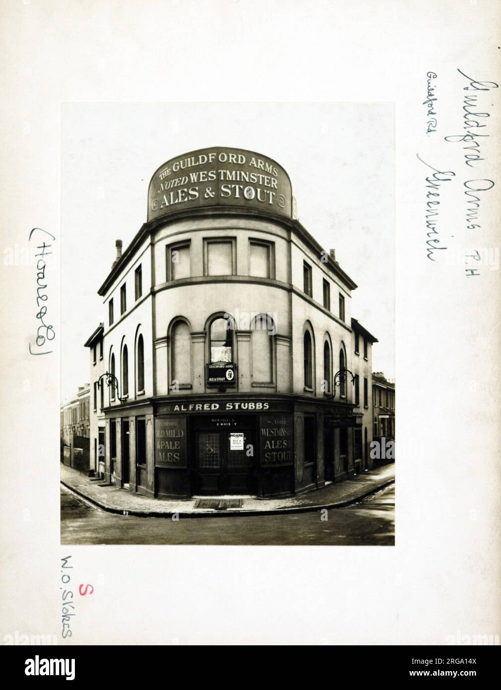 Foto von Guildford Arms, Greenwich, London. Die Hauptseite des Aufdrucks (hier abgebildet) zeigt: Ecke auf der Ansicht des Pubs. Auf der Rückseite des Aufdrucks (auf Anfrage erhältlich) ist Folgendes angegeben: Trading Record 1934 . 1961 für die Guildford Arms, Greenwich, London SE10 8JY. Seit Juli 2018 . Privatbesitz Stockfoto