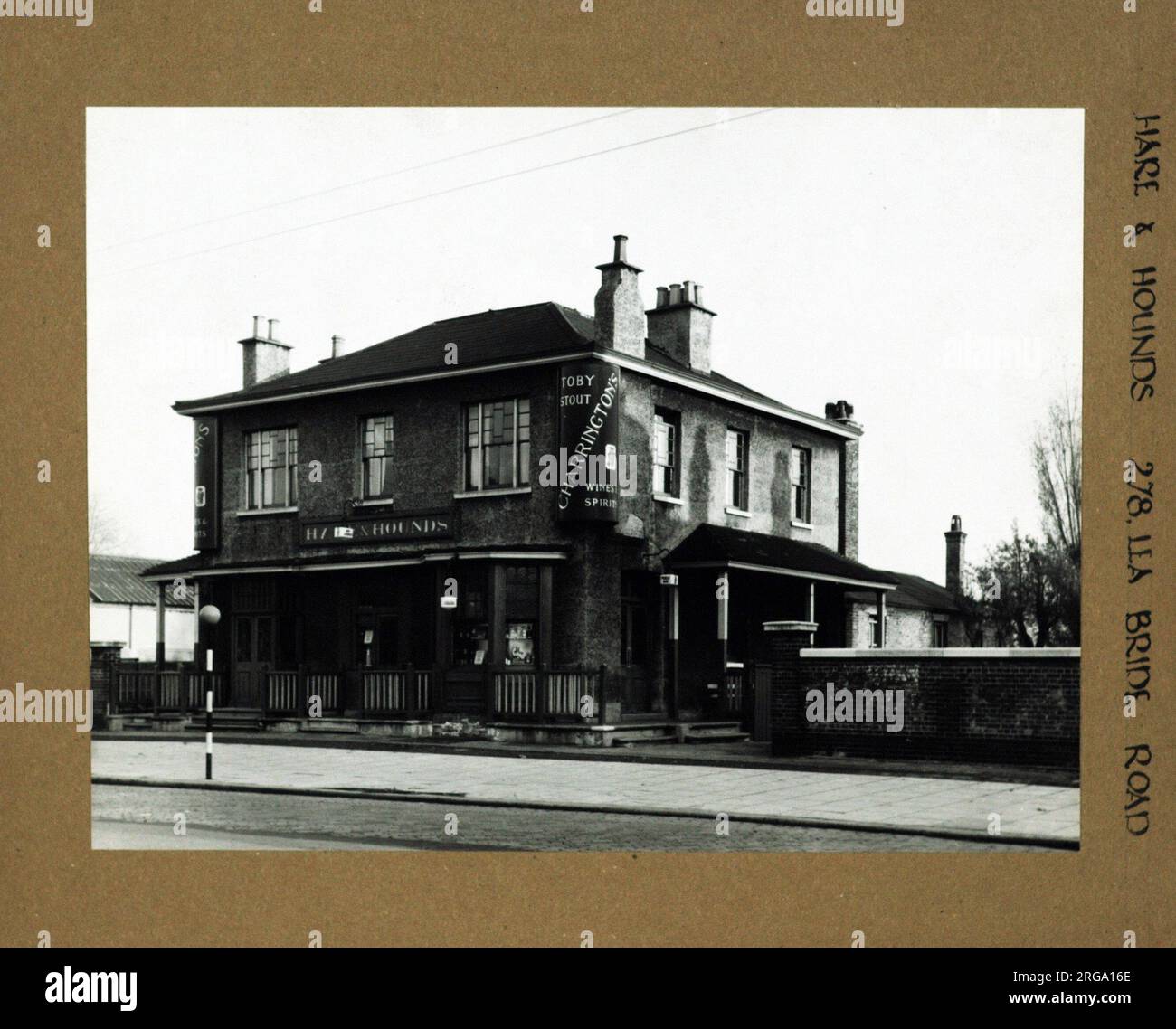 Foto: Hare & Hounds PH, Lea Bridge, London. Die Hauptseite des Aufdrucks (hier abgebildet) zeigt: Die rechte Seite des Pubs. Die Rückseite des Aufdrucks (auf Anfrage erhältlich) Details: Nichts für The Hare & Hounds, Lea Bridge, London E10 7LD. Seit Juli 2018 . Enterprise Inns Stockfoto