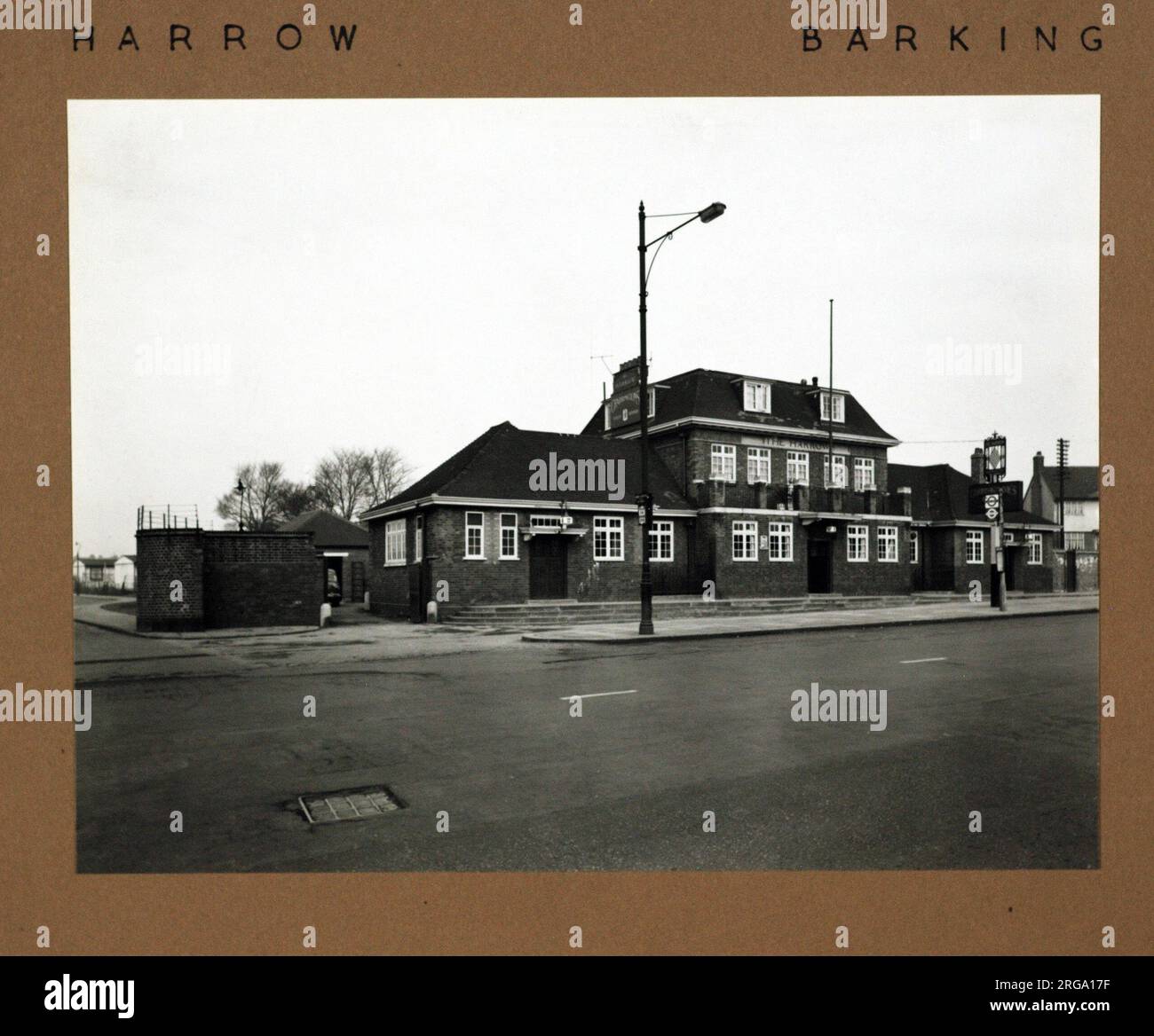 Foto von Harrow PH, Barking, Essex. Die Hauptseite des Aufdrucks (hier abgebildet) zeigt: Linke Seite in der Ansicht des Pubs. Auf der Rückseite des Aufdrucks (auf Anfrage erhältlich) finden Sie Details: Nichts für The Harrow, Barking, Essex IG11 9PW. Seit Juli 2018 . Abgerissen für Wohnungsbau. Stockfoto