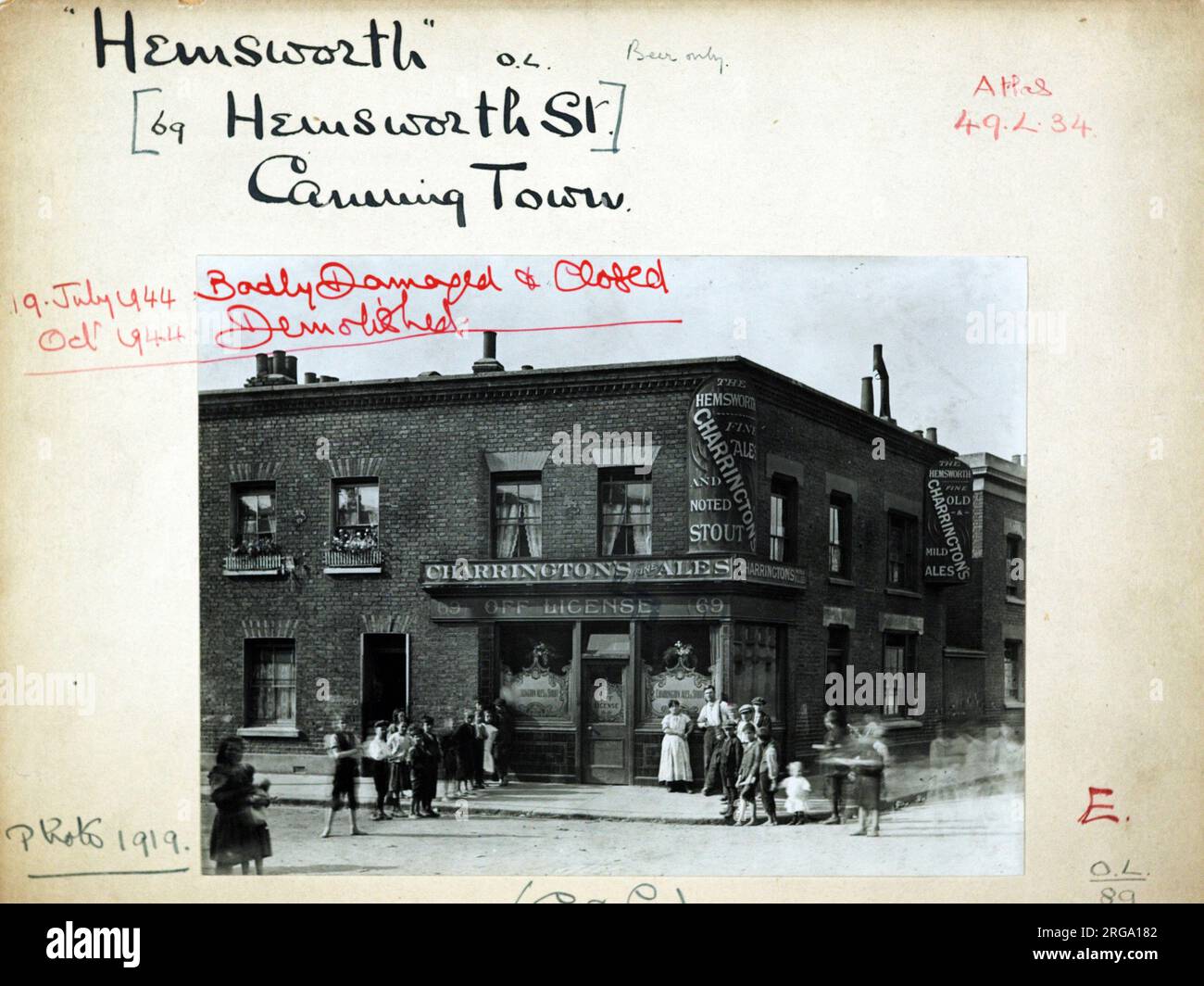 Foto von Hemsworth PH, Canning Town, London. Die Hauptseite des Aufdrucks (hier abgebildet) zeigt: Ecke auf der Ansicht des Pubs. Auf der Rückseite des Aufdrucks (auf Anfrage erhältlich) ist Folgendes angegeben: Trading Record 1913 . 1940 für Hemsworth, Canning Town, London E16 1NA. Seit Juli 2018 . Juli 1944 schwer beschädigt und geschlossen. Abgerissen Am 1944. Oktober Stockfoto
