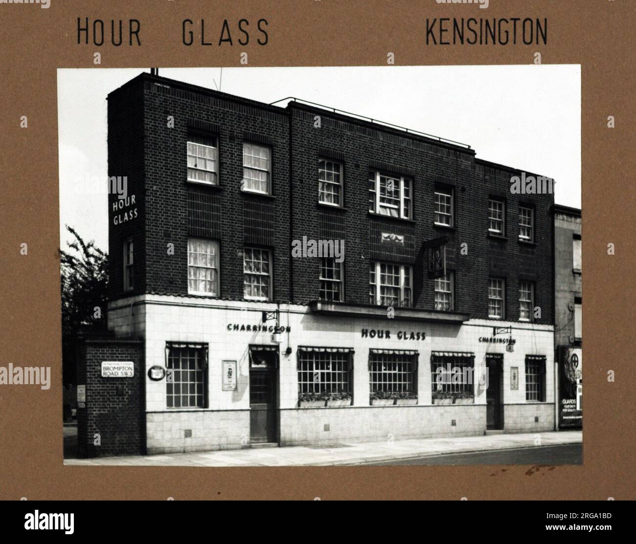 Foto von Hour Glass PH, Kensington, London. Die Hauptseite des Aufdrucks (hier abgebildet) zeigt: Linke Seite in der Ansicht des Pubs. Auf der Rückseite des Aufdrucks (auf Anfrage erhältlich) finden Sie Details: Nichts für The Hour Glass, Kensington, London SW3 2DY. Seit Juli 2018 . Eigentümer . South Kensington Estates Stockfoto