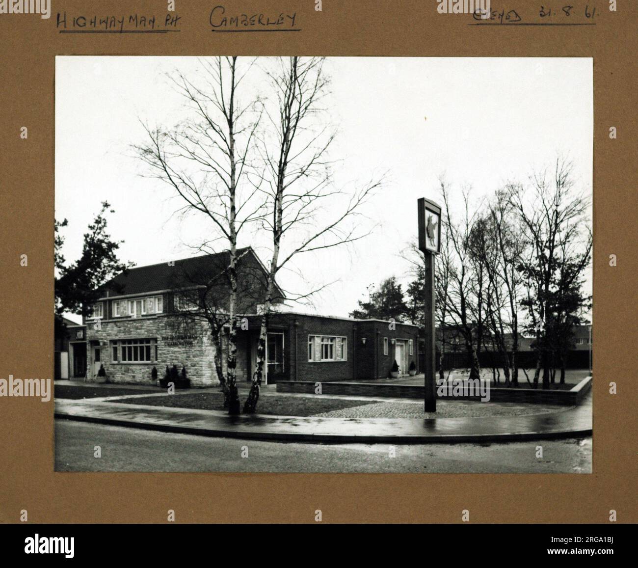 Foto von Highwayman PH, Camberley, Surrey. Die Hauptseite des Aufdrucks (hier abgebildet) zeigt: Ecke auf der Ansicht des Pubs. Auf der Rückseite des Aufdrucks (auf Anfrage erhältlich) finden Sie Details: Nichts für The Highwayman, Camberley, Surrey GU15 4HB. Seit Juli 2018 . Abgerissen Stockfoto