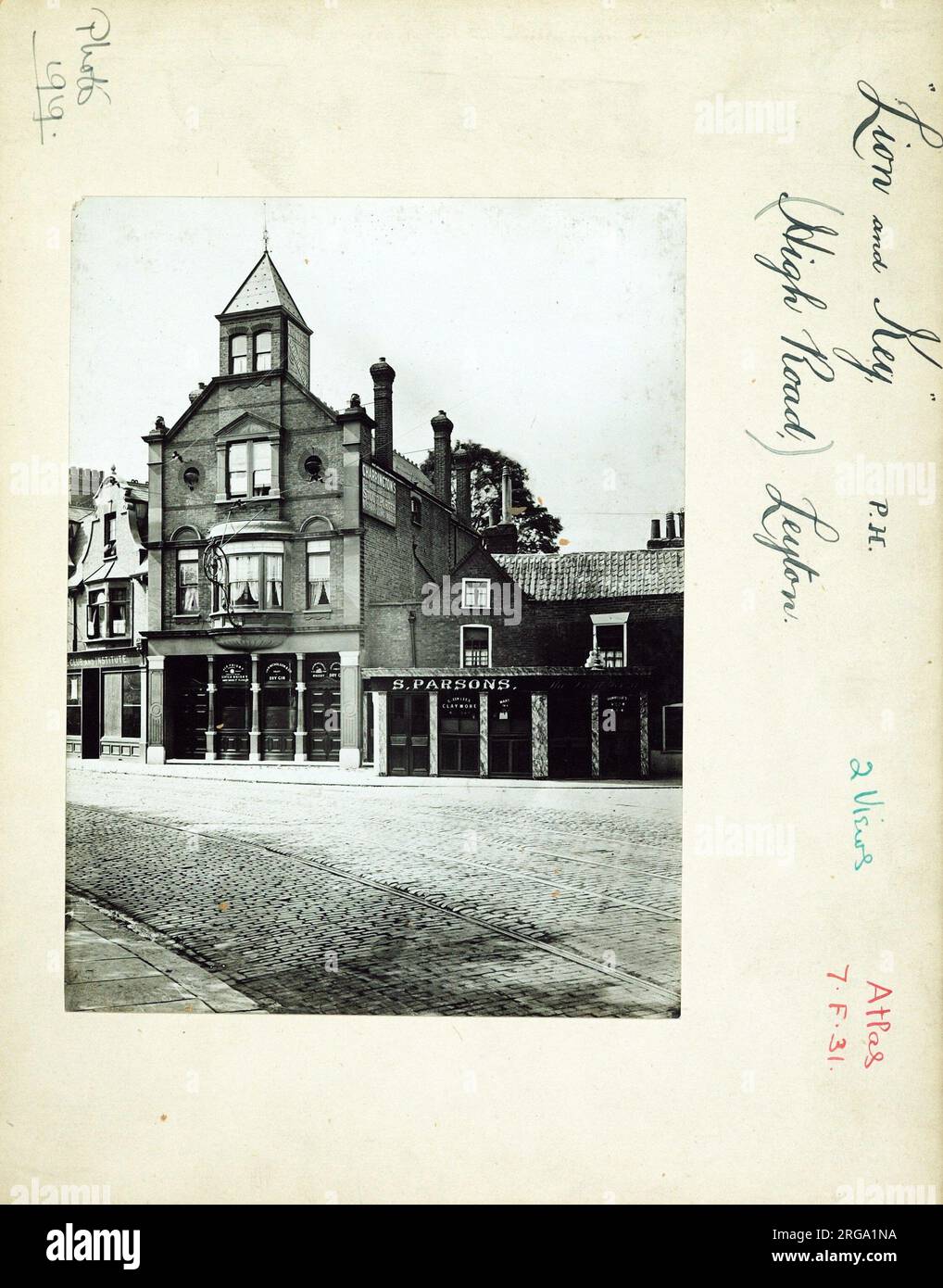 Foto: Lion & Key PH, Leyton, London. Die Hauptseite des Aufdrucks (hier abgebildet) zeigt: Die rechte Seite des Pubs. Details auf der Rückseite des Aufdrucks (auf Anfrage erhältlich): Nichts für The Lion & Key, Leyton, London E10 5EL. Seit Juli 2018 . War ein Labatts „Free House“, das sich 1996,2010 im Besitz von Enterprise befand. Umbenannt In House-Hot House Bar. Umbenannt in Lion & Key. Jetzt ein renoviertes Hotel Stockfoto