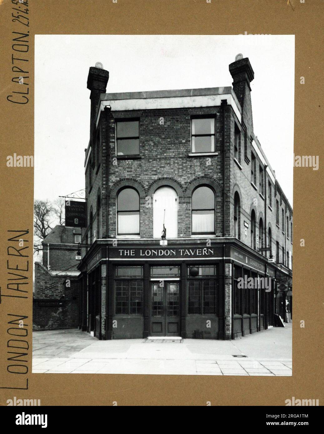 Foto von London Tavern, Clapton, London. Die Hauptseite des Aufdrucks (hier abgebildet) zeigt: Gesicht auf den Pub. Auf der Rückseite des Aufdrucks (auf Anfrage erhältlich) steht: Nichts für die London Tavern, Clapton, London E5 8PA. Seit Juli 2018 . Die aktuelle Familie kaufte den Grundbesitz 2014 bei Punch Taverns und plante, den Pub 2016 abzubauen, um ihn durch Wohnungen zu ersetzen, aber eine lokale ACV Nominierung aus der Nachbarschaft ließ den Besitzer darüber nachdenken Stockfoto