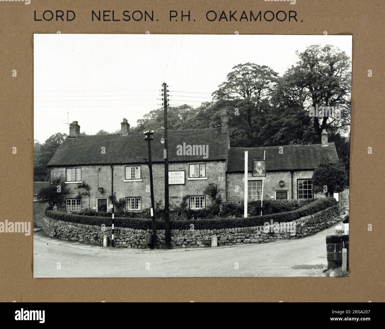 Foto von Lord Nelson PH, Oakamoor, Staffordshire. Die Hauptseite des Aufdrucks (hier abgebildet) zeigt: Gesicht auf den Pub. Auf der Rückseite des Aufdrucks (auf Anfrage erhältlich) ist Folgendes angegeben: Trading Record 1962 . 1963 für Lord Nelson, Oakamoor, Staffordshire ST10 3DQ. Seit Juli 2018 . In der Planung wurde 03-01-2017 für den Wechsel der Nutzung von öffentlichen Wohnungen zu Wohngebäuden genehmigt Stockfoto