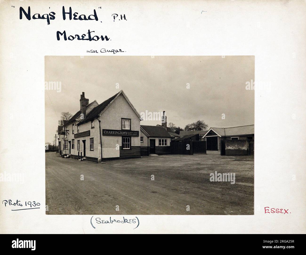 Foto von Nags Head PH, Moreton, Essex. Die Hauptseite des Aufdrucks (hier abgebildet) zeigt: Ecke auf der Ansicht des Pubs. Auf der Rückseite des Aufdrucks (auf Anfrage erhältlich) ist Folgendes angegeben: Trading Record 1928 . 1961 für den Kopf der Nags, Moreton, Essex CM5 0JB. Seit Juli 2018 . Geschlossen . Ursache unbekannt. Greene King Stockfoto
