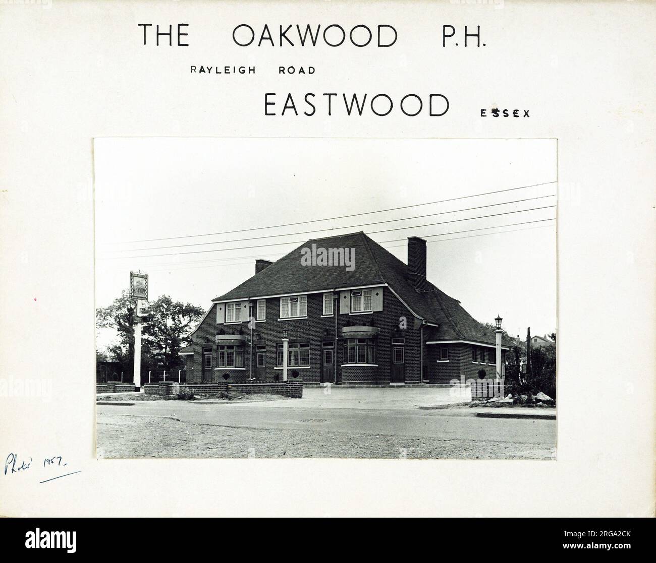 Foto von Oakwood PH, Eastwood, Essex. Die Hauptseite des Aufdrucks (hier abgebildet) zeigt: Die rechte Seite des Pubs. Details auf der Rückseite des Aufdrucks (auf Anfrage erhältlich): Nichts für das Oakwood, Eastwood, Essex SS9 5HX. Seit Juli 2018 . Stonegate Pub Co Stockfoto