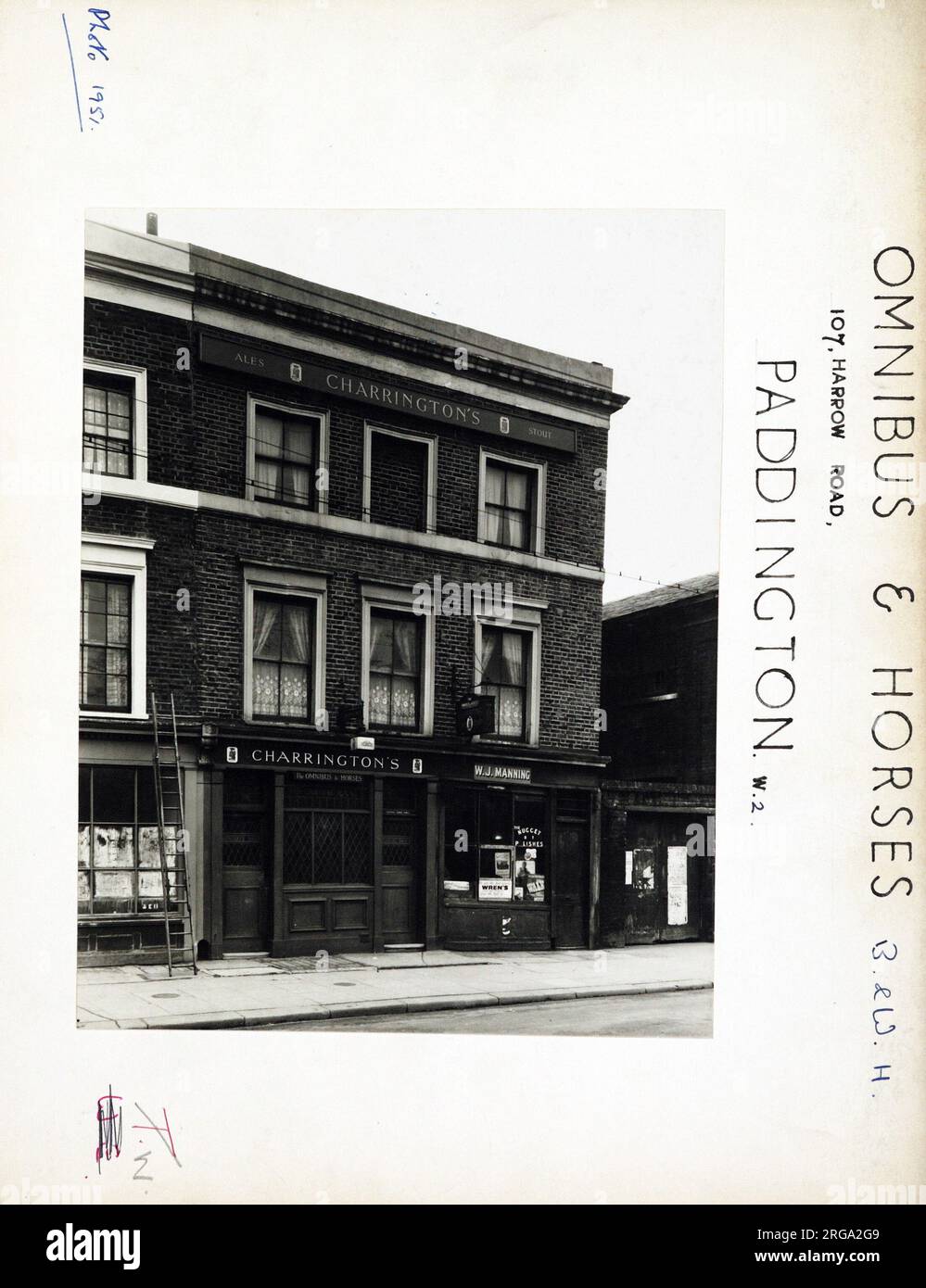 Foto von Omnibus & Horses PH, Paddington, London. Die Hauptseite des Aufdrucks (hier abgebildet) zeigt: Linke Seite in der Ansicht des Pubs. Die Rückseite des Aufdrucks (auf Anfrage erhältlich) Details: Nichts für Omnibus & Horses, Paddington, London W2 1HG. Seit Juli 2018 . Abgerissen für Straßenverbreiterung (Westway) Stockfoto