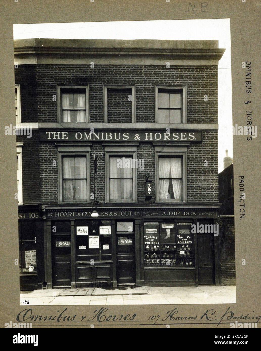 Foto von Omnibus & Horses PH, Paddington, London. Die Hauptseite des Aufdrucks (hier abgebildet) zeigt: Gesicht auf den Pub. Auf der Rückseite des Aufdrucks (auf Anfrage erhältlich) ist Folgendes angegeben: Trading Record 1938 . 1961 für Omnibus & Horses, Paddington, London W2 1HG. Seit Juli 2018 . Abgerissen für Straßenverbreiterung (Westway) Stockfoto