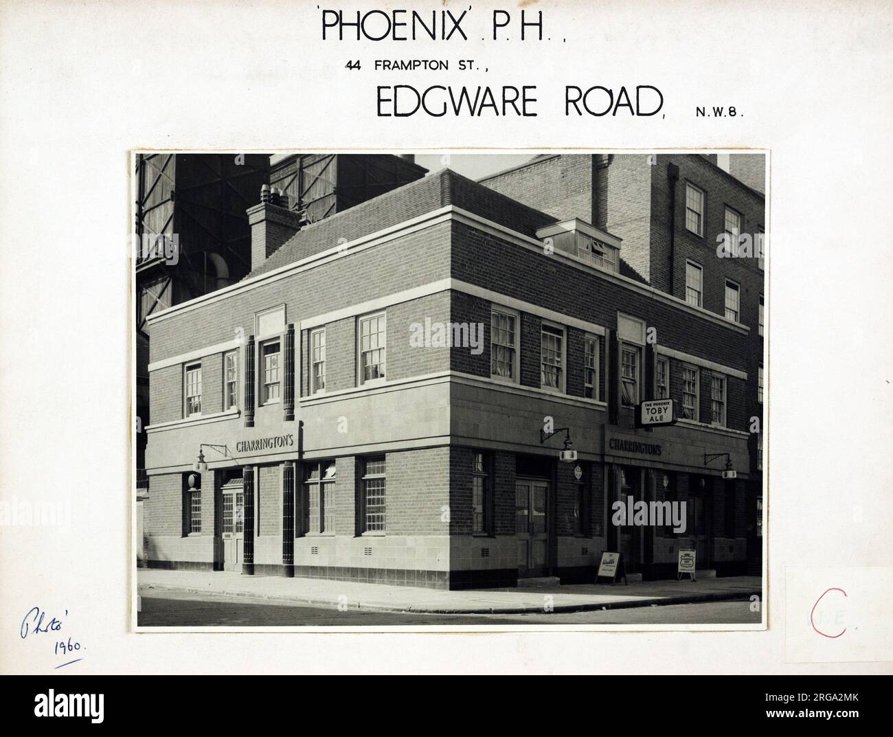 Foto von Phoenix PH, Edgware, London. Die Hauptseite des Aufdrucks (hier abgebildet) zeigt: Ecke auf der Ansicht des Pubs. Auf der Rückseite des Aufdrucks (auf Anfrage erhältlich) ist Folgendes angegeben: Trading Record 1958 . 1961 für Phoenix, Edgware, London NW8 8LE. Seit Juli 2018 . Geschlossen und durch C4-Kuverts ersetzt Stockfoto