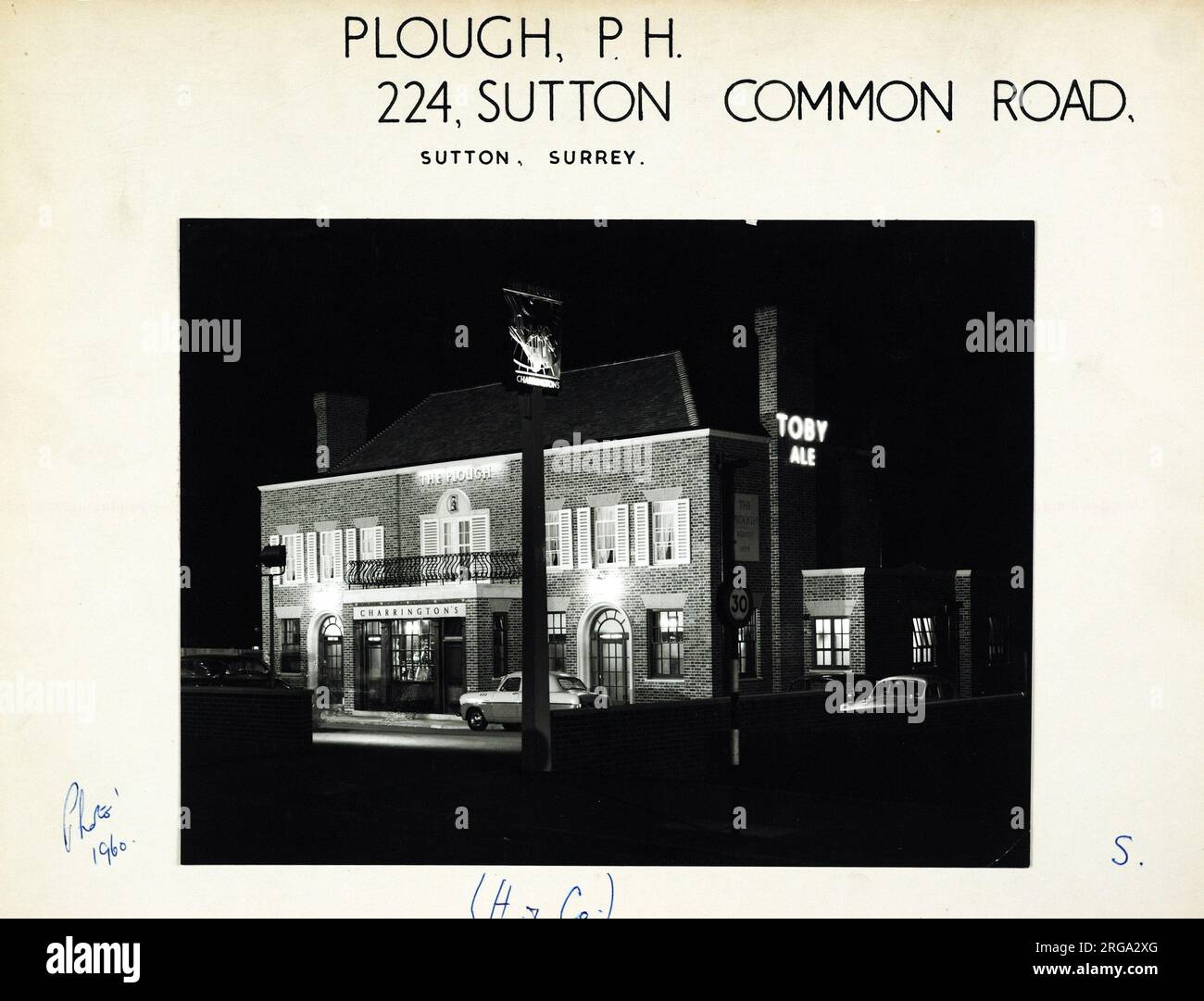 Foto: Plough PH, Sutton (Neu), Surrey. Die Hauptseite des Aufdrucks (hier abgebildet) zeigt: Die rechte Seite des Pubs. Auf der Rückseite des Aufdrucks (auf Anfrage erhältlich) ist Folgendes angegeben: Trading Record 1934 . 1958 für den Plough, Sutton (Neu), Surrey SM3 9PW. Seit Juli 2018 . Erntemaschine (Mitchells & Butler) Stockfoto