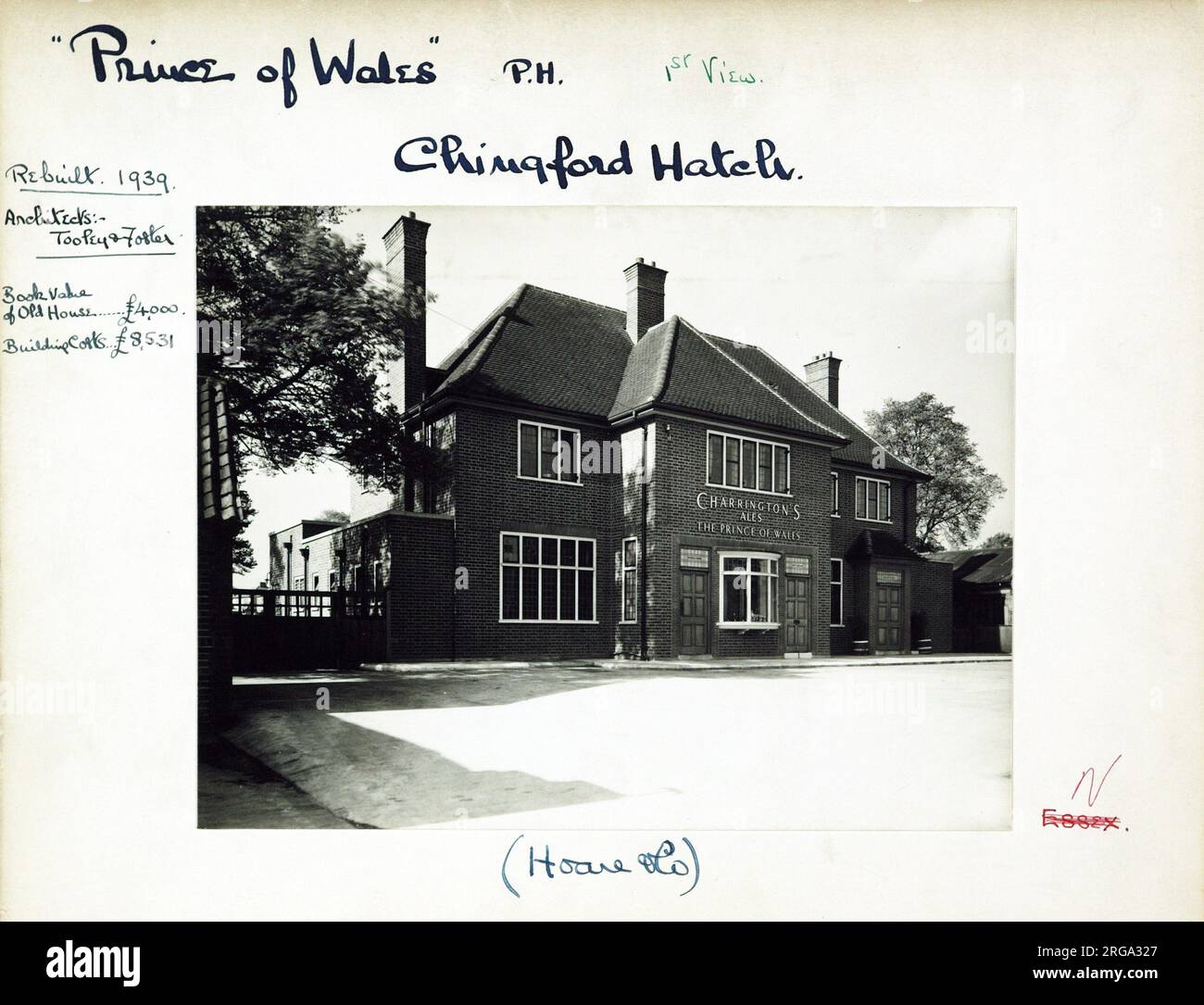 Foto von Prince of Wales PH, Chingford Hatch, London. Die Hauptseite des Aufdrucks (hier abgebildet) zeigt: Linke Seite in der Ansicht des Pubs. Auf der Rückseite des Aufdrucks (auf Anfrage erhältlich) ist Folgendes angegeben: Trading Record 1934 . 1961 für den Prince of Wales, Chingford Hatch, London E4 6LP. Seit Juli 2018 . Abgerissen 2010. Stockfoto