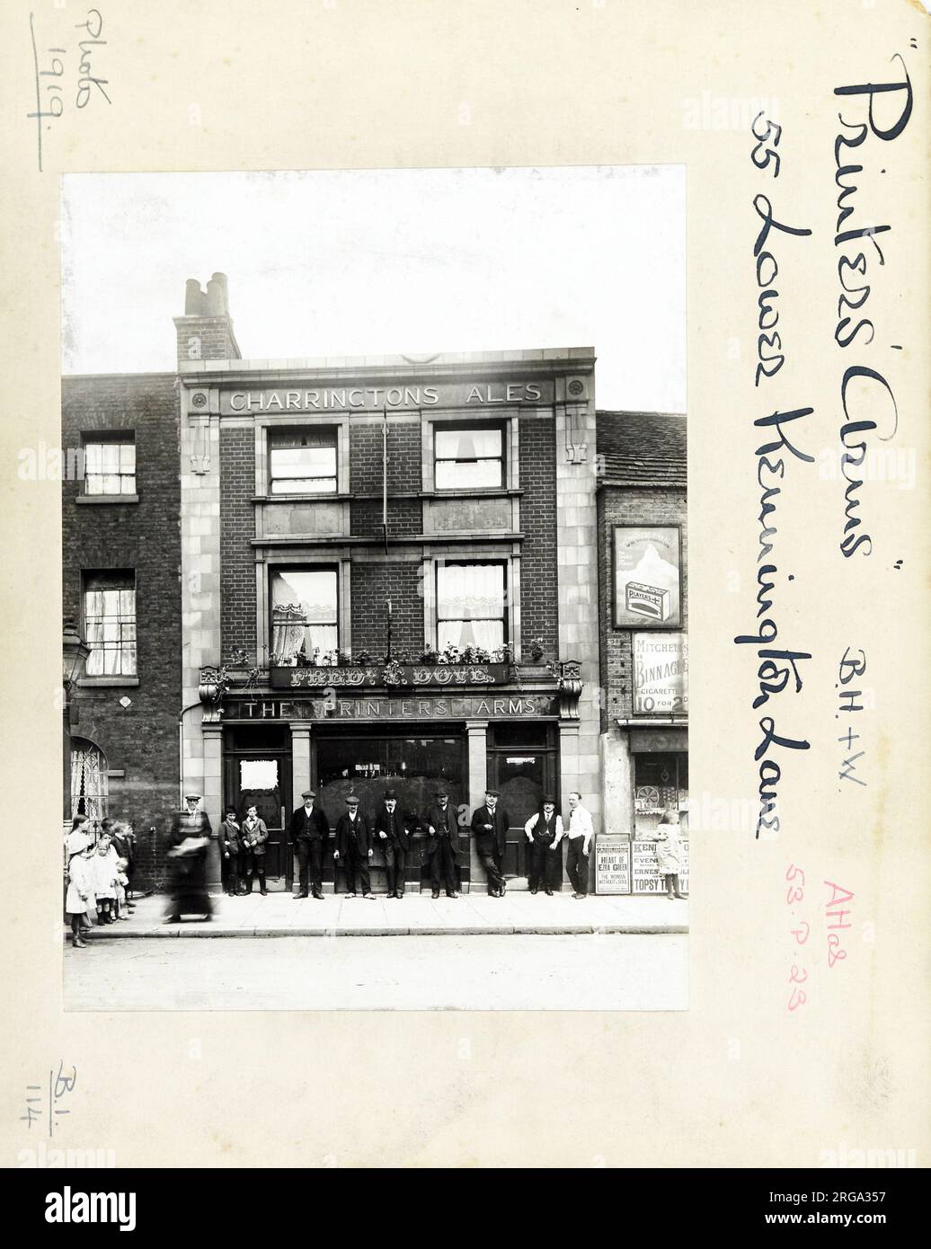 Foto: Printers Arms, Kennington, London. Die Hauptseite des Aufdrucks (hier abgebildet) zeigt: Gesicht auf den Pub. Auf der Rückseite des Aufdrucks (auf Anfrage erhältlich) ist Folgendes angegeben: Trading Record 1913 . 1931 für die Printers Arms, Kennington, London SE11 4LS. Seit Juli 2018 . 1933 geschlossen und jetzt abgerissen Stockfoto