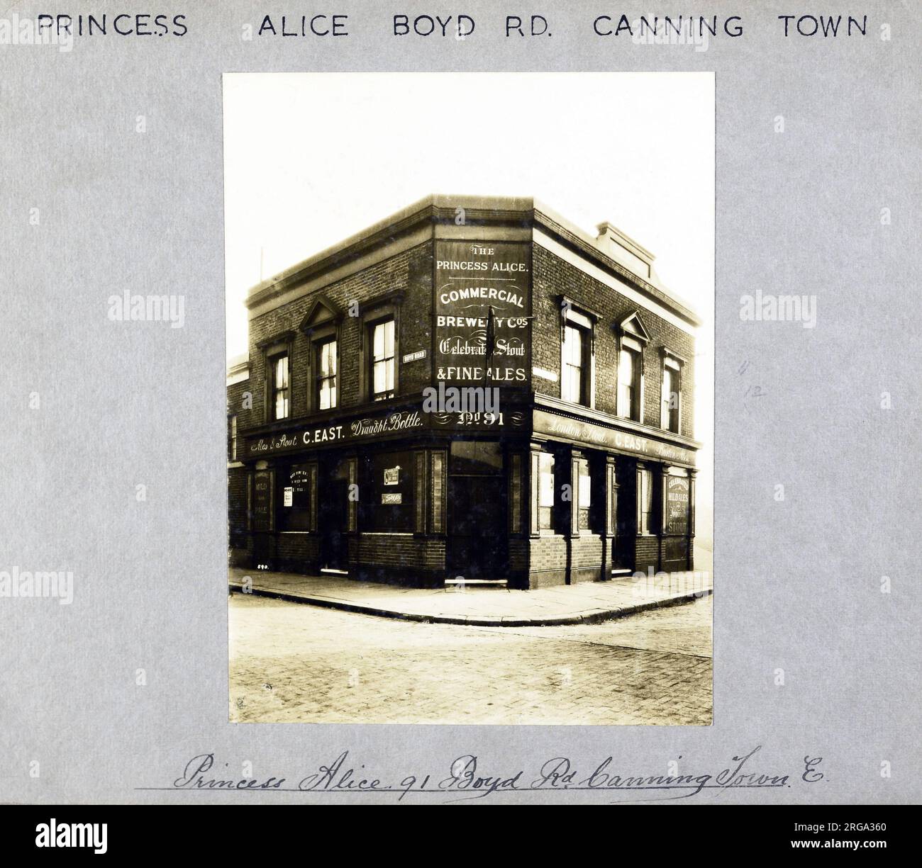 Foto von Prinzessin Alice PH, Canning Town, London. Die Hauptseite des Aufdrucks (hier abgebildet) zeigt: Ecke auf der Ansicht des Pubs. Auf der Rückseite des Aufdrucks (auf Anfrage erhältlich) finden Sie Details: Nichts für Prinzessin Alice, Canning Town, London E16 1hr. Seit Juli 2018 . Geschlossen und abgerissen. Straße ist nicht mehr vorhanden Stockfoto