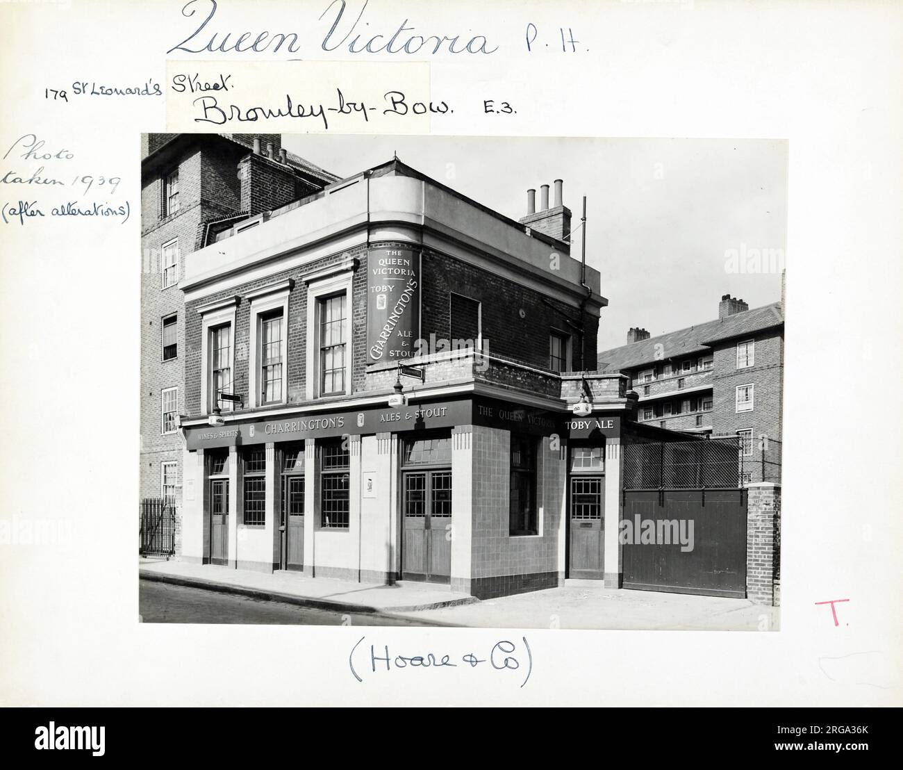 Foto von Queen Victoria PH, Bromley by Bow, London. Die Hauptseite des Aufdrucks (hier abgebildet) zeigt: Die rechte Seite des Pubs. Auf der Rückseite des Aufdrucks (auf Anfrage erhältlich) ist Folgendes angegeben: Trading Record 1934 . 1961 für Queen Victoria, Bromley by Bow, London E3 3JW. Seit Juli 2018 . Geschlossen 2001, jetzt in Wohngebieten. Adresse geändert in 1 Gillender Street Stockfoto