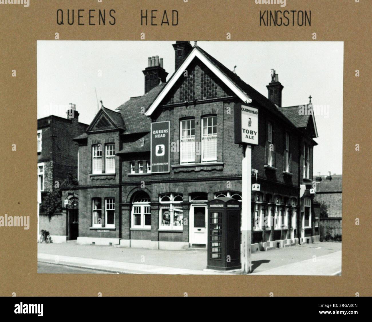 Foto von Queens Head PH, Kingston on Thames, Surrey. Die Hauptseite des Aufdrucks (hier abgebildet) zeigt: Ecke auf der Ansicht des Pubs. Auf der Rückseite des Aufdrucks (auf Anfrage erhältlich) finden Sie Details: Nichts für The Queens Head, Kingston on Thames, Surrey KT2 5HA. Seit Juli 2018 . Fullers Pub Stockfoto