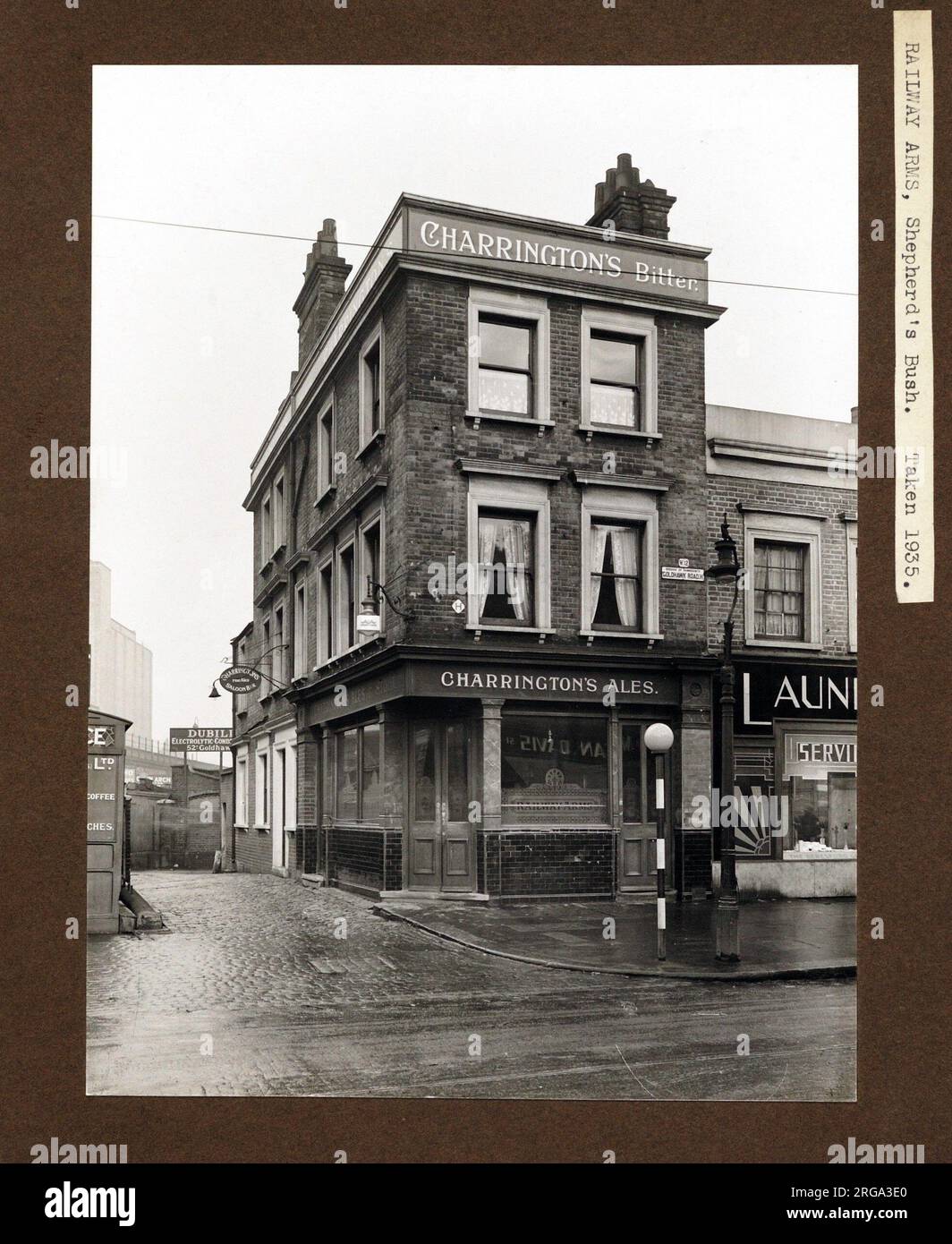 Foto: Railway Arms, Shepherds Bush, London. Die Hauptseite des Aufdrucks (hier abgebildet) zeigt: Ecke auf der Ansicht des Pubs. Details auf der Rückseite des Aufdrucks (auf Anfrage erhältlich): Nichts für die Railway Arms, Shepherds Bush, London W12 8DH. Seit Juli 2018 . Jetzt Einzelhandelsgerät im Erdgeschoss mit Wohnungen darüber Stockfoto