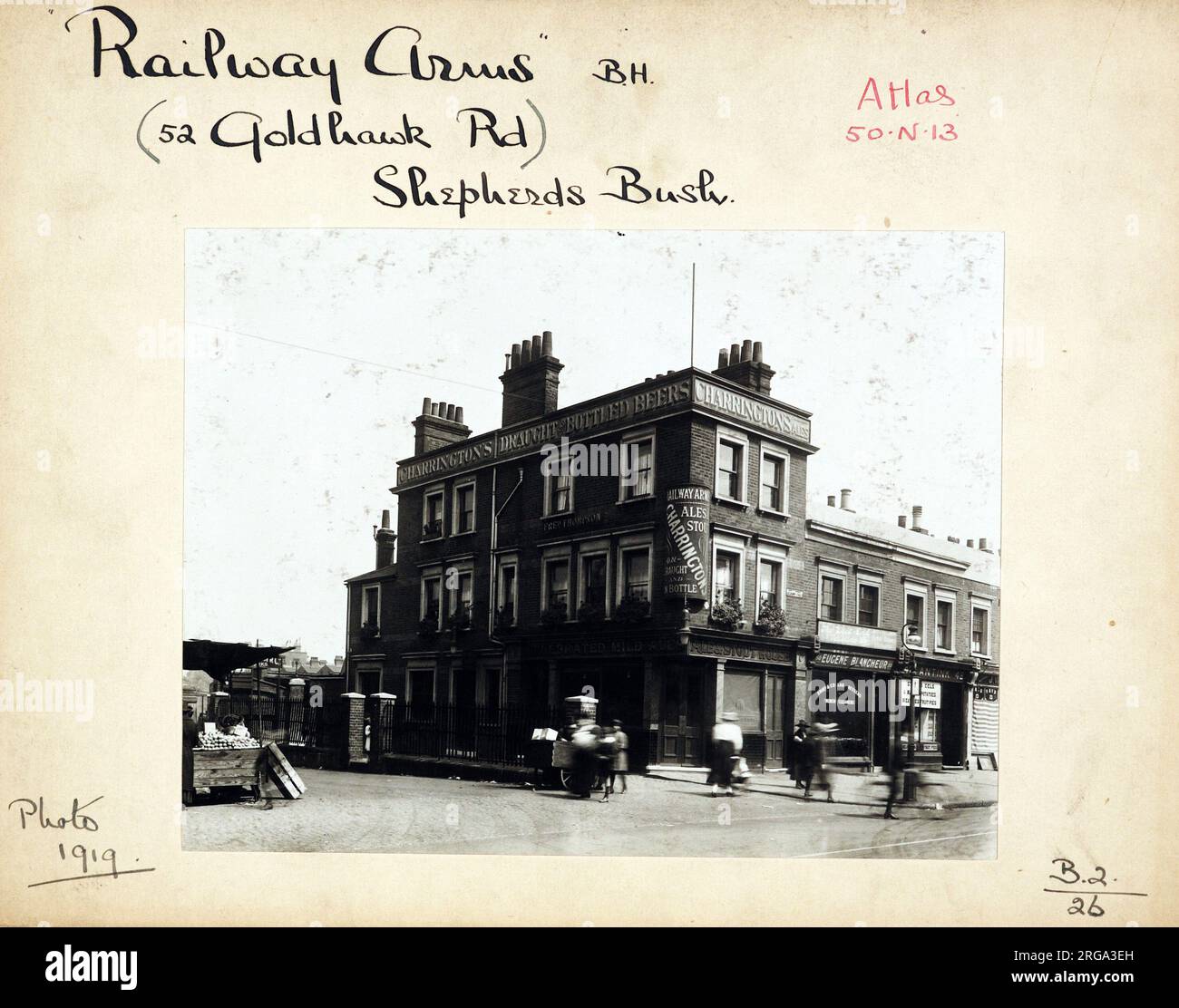 Foto: Railway Arms, Shepherds Bush, London. Die Hauptseite des Aufdrucks (hier abgebildet) zeigt: Ecke auf der Ansicht des Pubs. Auf der Rückseite des Aufdrucks (auf Anfrage erhältlich) ist Folgendes angegeben: Trading Record 1913 . 1931 für die Railway Arms, Shepherds Bush, London W12 8DH. Seit Juli 2018 . Jetzt Einzelhandelsgerät im Erdgeschoss mit Wohnungen darüber Stockfoto