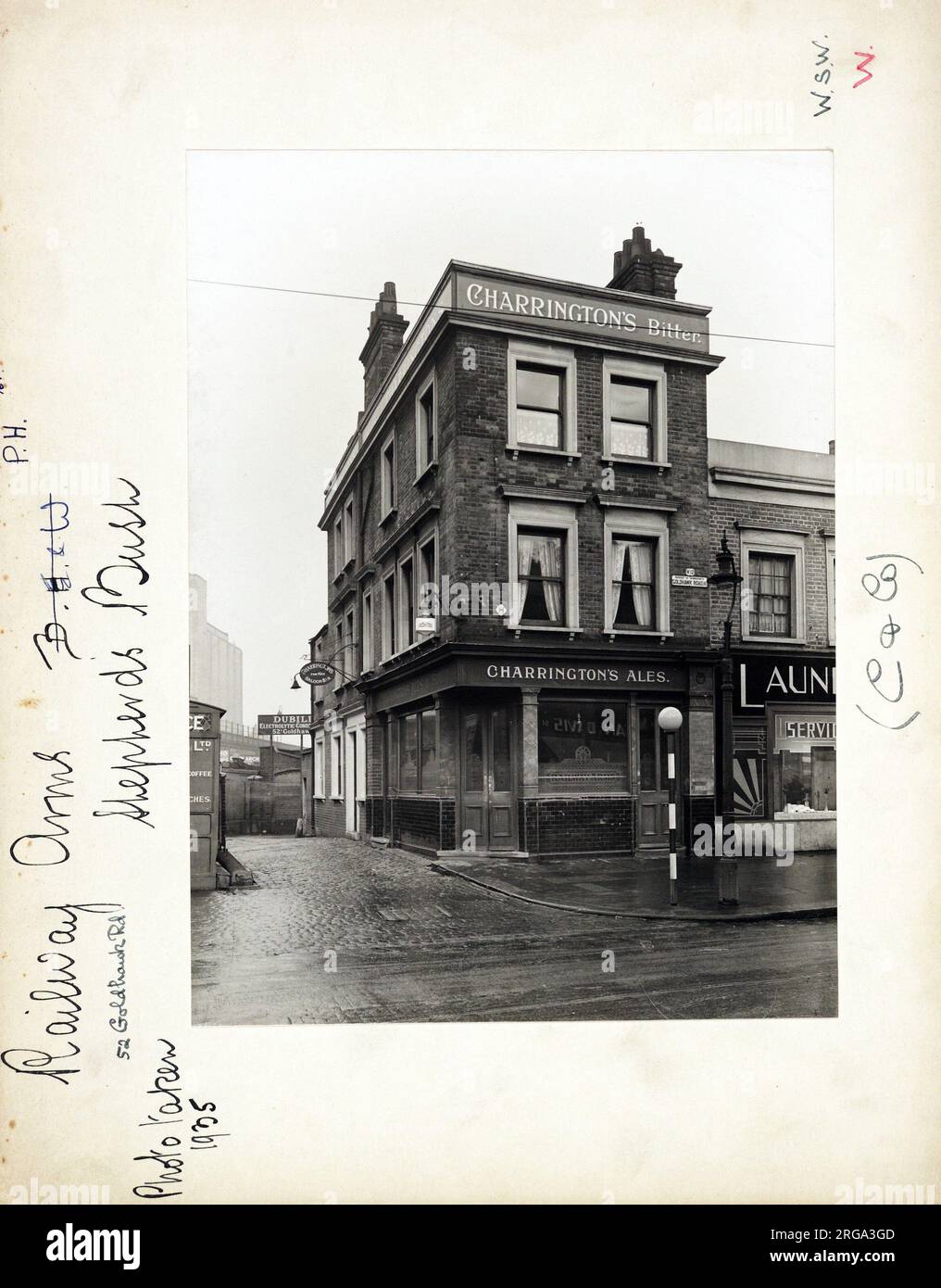 Foto: Railway Arms, Shepherds Bush, London. Die Hauptseite des Aufdrucks (hier abgebildet) zeigt: Ecke auf der Ansicht des Pubs. Auf der Rückseite des Aufdrucks (auf Anfrage erhältlich) ist Folgendes angegeben: Trading Record 1931 . 1961 für die Railway Arms, Shepherds Bush, London W12 8DH. Seit Juli 2018 . Jetzt Einzelhandelsgerät im Erdgeschoss mit Wohnungen darüber Stockfoto