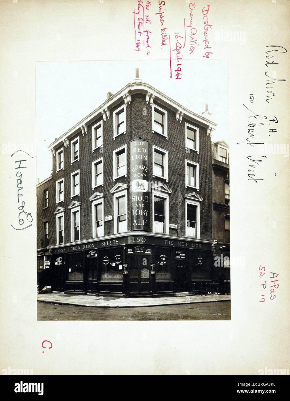 Foto: Red Lion PH, Pimlico (Alt), London. Die Hauptseite des Aufdrucks (hier abgebildet) zeigt: Ecke auf der Ansicht des Pubs. Auf der Rückseite des Aufdrucks (auf Anfrage erhältlich) ist Folgendes angegeben: Trading Record 1934 . 1941 für den Roten Löwen, Pimlico (Alt), London SW1W 9JL. Seit Juli 2018 . Zerstört durch feindliche Aktion am 16. April 1941 und wieder aufgebaut Stockfoto