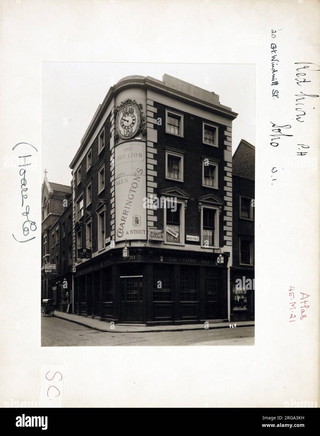 Foto von Red Lion PH, Shaftesbury Avenue, London. Die Hauptseite des Aufdrucks (hier abgebildet) zeigt: Ecke auf der Ansicht des Pubs. Auf der Rückseite des Aufdrucks (auf Anfrage erhältlich) ist Folgendes angegeben: Trading Record 1934 . 1961 für den Red Lion, Shaftesbury Avenue, London W1D 7LA. Seit Juli 2018 . Umbenannt in B@1 . Seien Sie bei One A Stonegate Brand Stockfoto