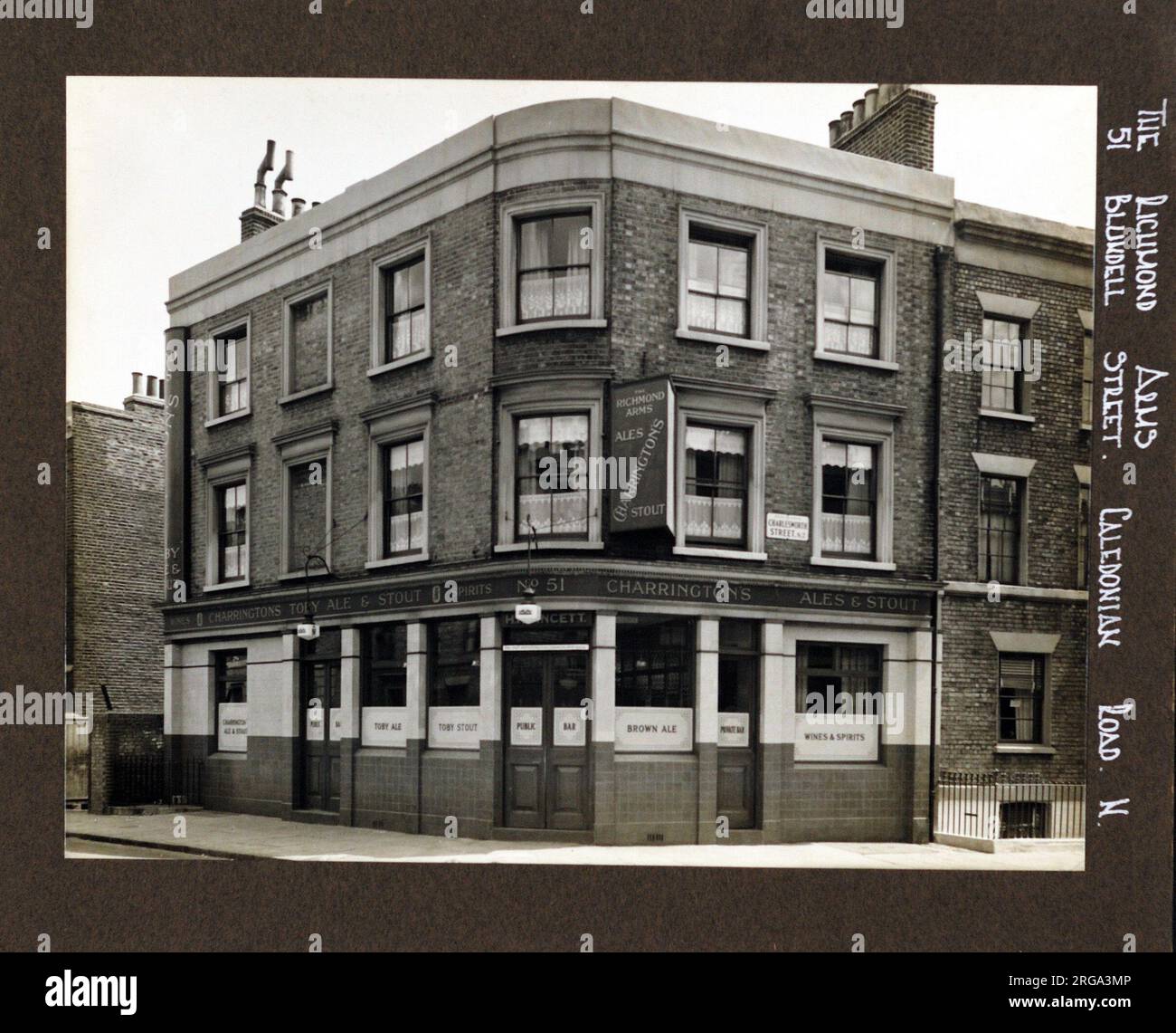 Foto von Richmond Arms, Caledonian Road, London. Die Hauptseite des Aufdrucks (hier abgebildet) zeigt: Ecke auf der Ansicht des Pubs. Auf der Rückseite des Aufdrucks (auf Anfrage erhältlich) finden Sie Details: Nichts für The Richmond Arms, Caledonian Road, London N7 9DD. Seit Juli 2018 . Abgerissen Stockfoto