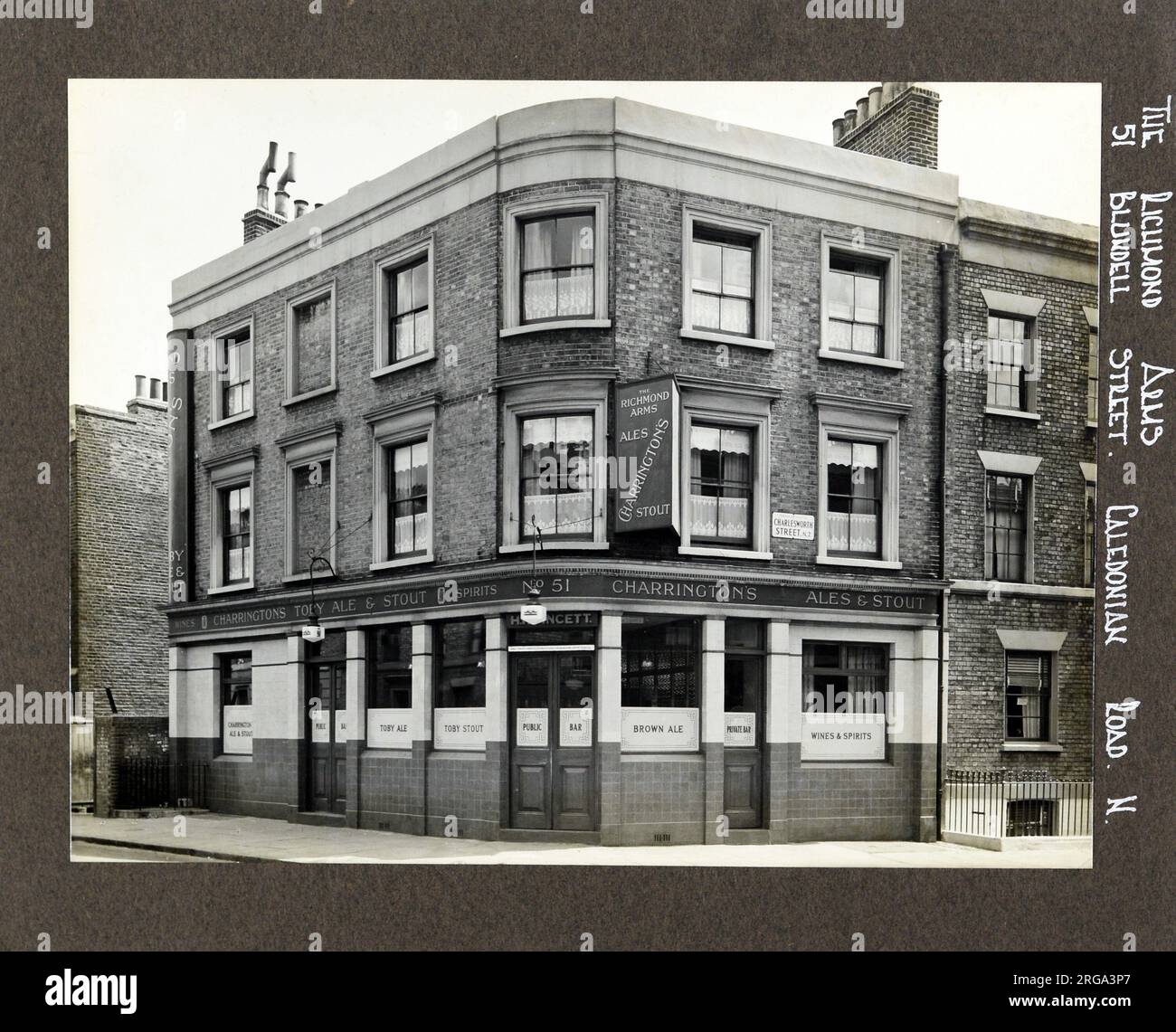 Foto von Richmond Arms, Caledonian Road, London. Die Hauptseite des Aufdrucks (hier abgebildet) zeigt: Ecke auf der Ansicht des Pubs. Auf der Rückseite des Aufdrucks (auf Anfrage erhältlich) finden Sie Details: Nichts für The Richmond Arms, Caledonian Road, London N7 9DD. Seit Juli 2018 . Abgerissen Stockfoto