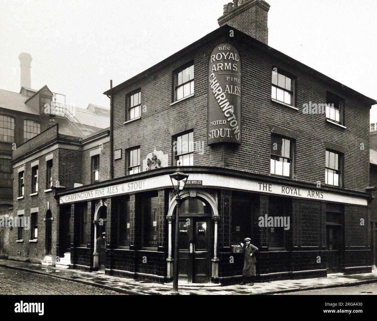Foto von Royal Arms, Silvertown, London. Die Hauptseite des Aufdrucks (hier abgebildet) zeigt: Ecke auf der Ansicht des Pubs. Auf der Rückseite des Aufdrucks (auf Anfrage erhältlich) steht: Nichts für The Royal Arms, Silvertown, London E16 2AD. Seit Juli 2018 . Jetzt abgerissen Stockfoto