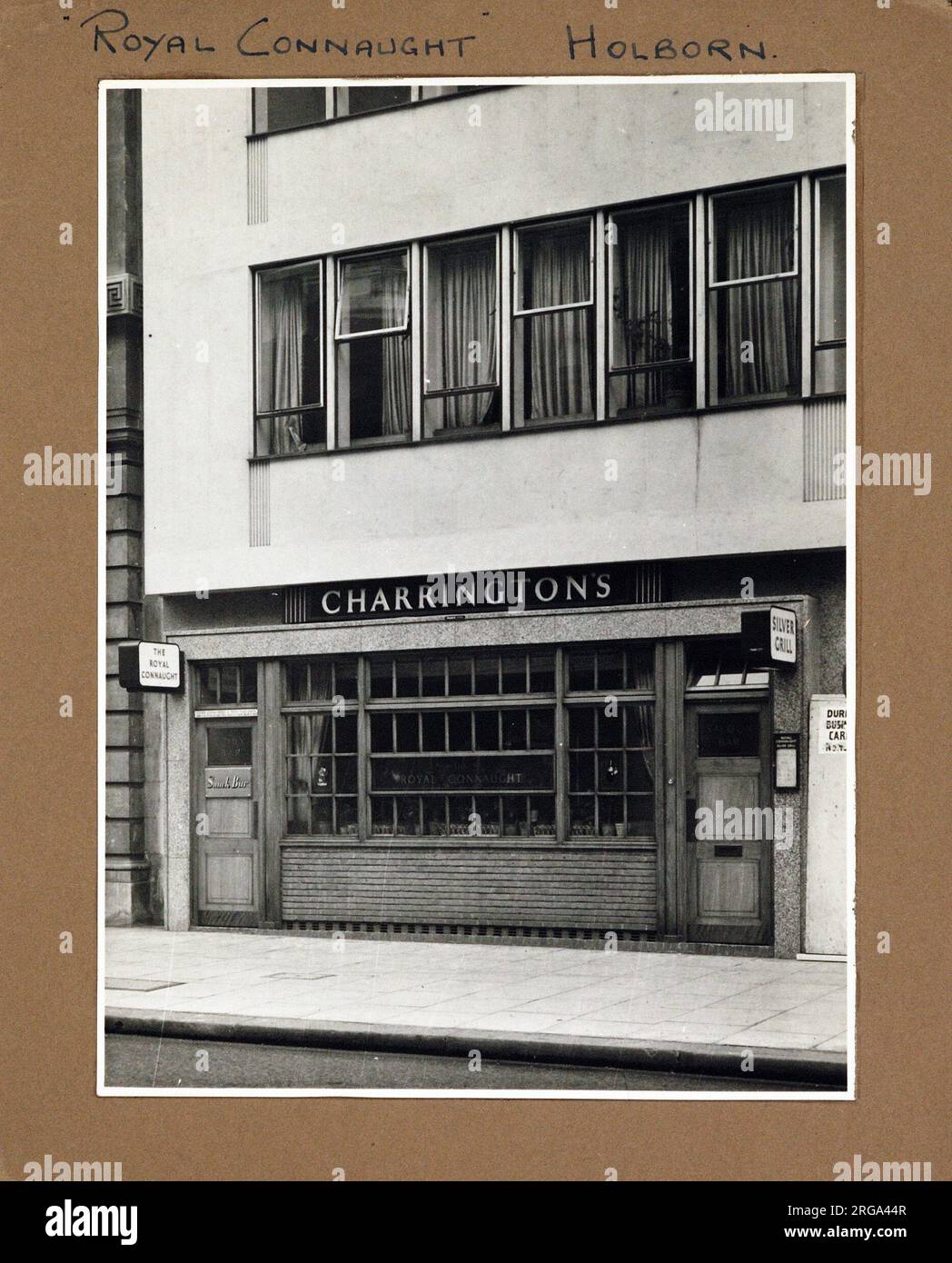 Foto von Royal Connaught PH, Holborn (Neu), London. Die Hauptseite des Aufdrucks (hier abgebildet) zeigt: Gesicht auf den Pub. Auf der Rückseite des Aufdrucks (auf Anfrage erhältlich) finden Sie Details: Nichts für das Royal Connaught, Holborn (Neu), London WC1V 7EE. Seit Juli 2018 . Mehrfach umbenannt in Lounge Bar, Harley's Cafe Bar, Bezirke von Holborn, dann Holborn House, aber jetzt geschlossen. Planungsgenehmigung für gemischte Nutzung von Büros und Einzelhandelsgeschäften im Erdgeschoss Stockfoto