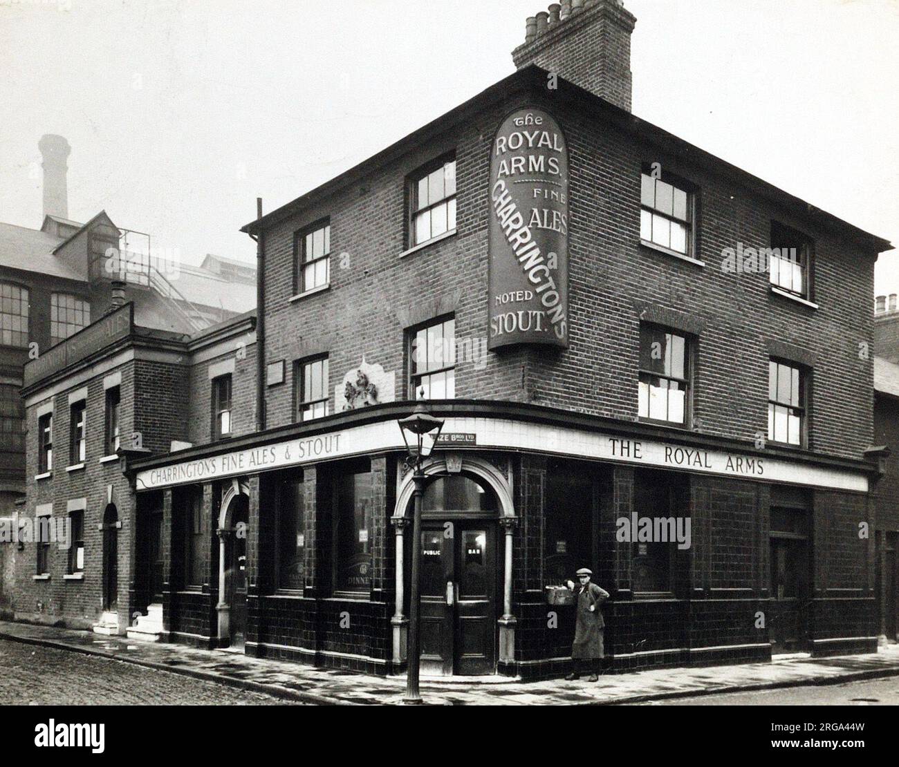 Foto von Royal Arms, Silvertown, London. Die Hauptseite des Aufdrucks (hier abgebildet) zeigt: Ecke auf der Ansicht des Pubs. Auf der Rückseite des Aufdrucks (auf Anfrage erhältlich) steht: Nichts für The Royal Arms, Silvertown, London E16 2AD. Seit Juli 2018 . Jetzt abgerissen Stockfoto