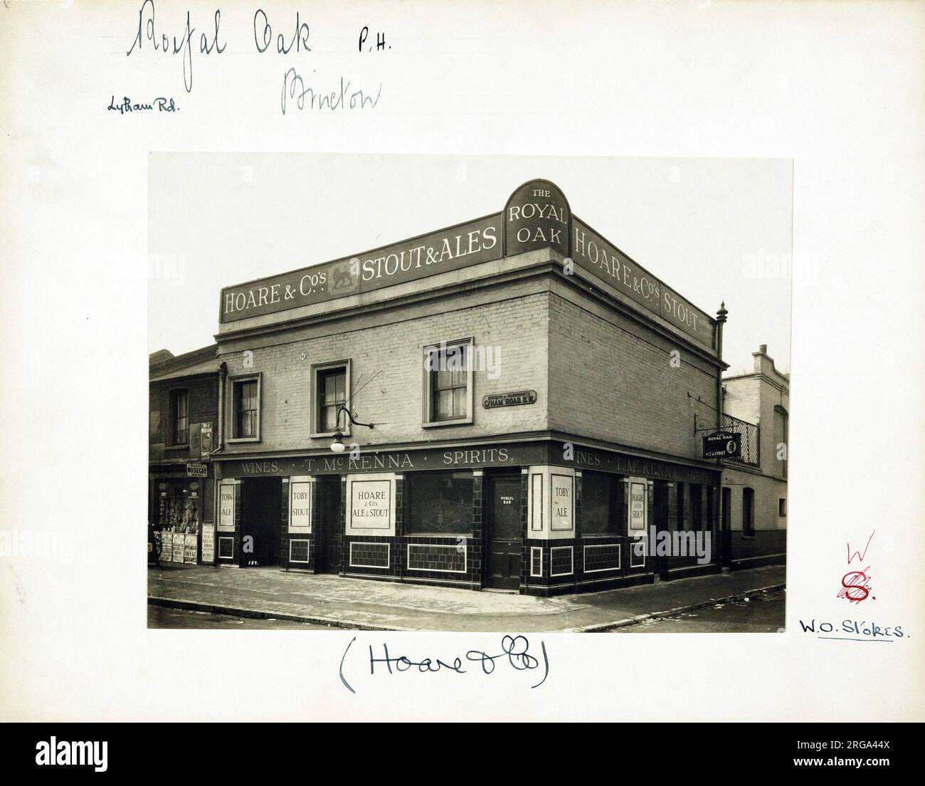 Foto von Royal Oak PH, Brixton, London. Die Hauptseite des Aufdrucks (hier abgebildet) zeigt: Die rechte Seite des Pubs. Auf der Rückseite des Aufdrucks (auf Anfrage erhältlich) ist Folgendes angegeben: Trading Record 1934 . 1961 für die Royal Oak, Brixton, London SW2 5EA. Seit Juli 2018 . Ende April 2008 abgerissen Stockfoto