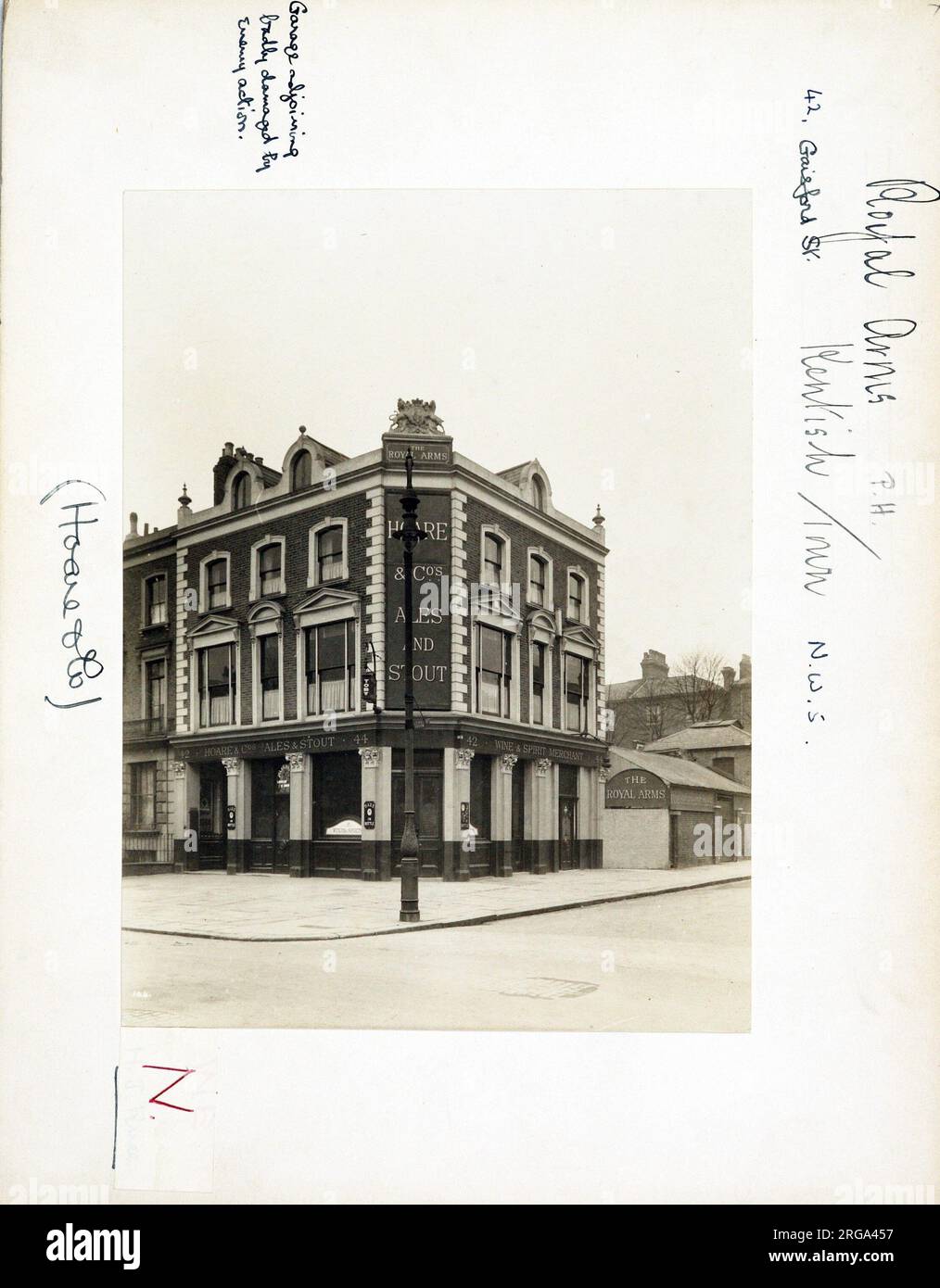 Foto von Royal Arms, Kentish Town, London. Die Hauptseite des Aufdrucks (hier abgebildet) zeigt: Ecke auf der Ansicht des Pubs. Auf der Rückseite des Aufdrucks (auf Anfrage erhältlich) ist Folgendes angegeben: Trading Record 1935 . 1961 für die Royal Arms, Kentish Town, London NW5 2ED. Seit Juli 2018 . Umbenannt in Royal Archer und jetzt Lion & Unicorn . Geronimo (Young) Stockfoto