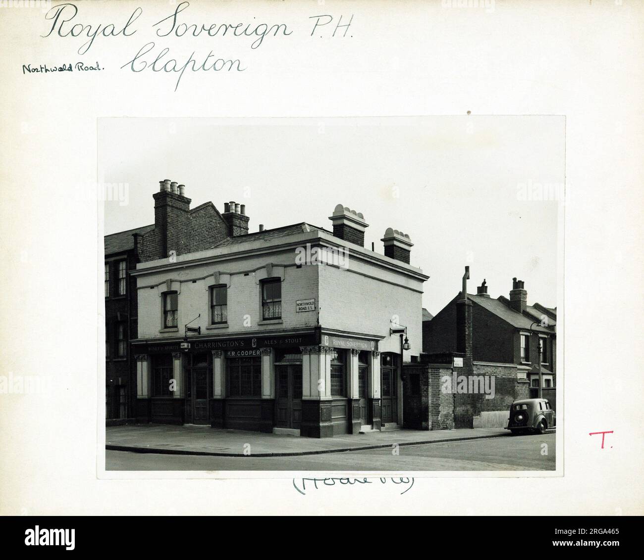 Foto von Royal Sovereign PH, Clapton, London. Die Hauptseite des Aufdrucks (hier abgebildet) zeigt: Ecke auf der Ansicht des Pubs. Auf der Rückseite des Aufdrucks (auf Anfrage erhältlich) ist Folgendes angegeben: Trading Record 1934 . 1961 für die Royal Sovereign, Clapton, London E5 8RL. Seit Juli 2018 . Punch Tavernen Stockfoto