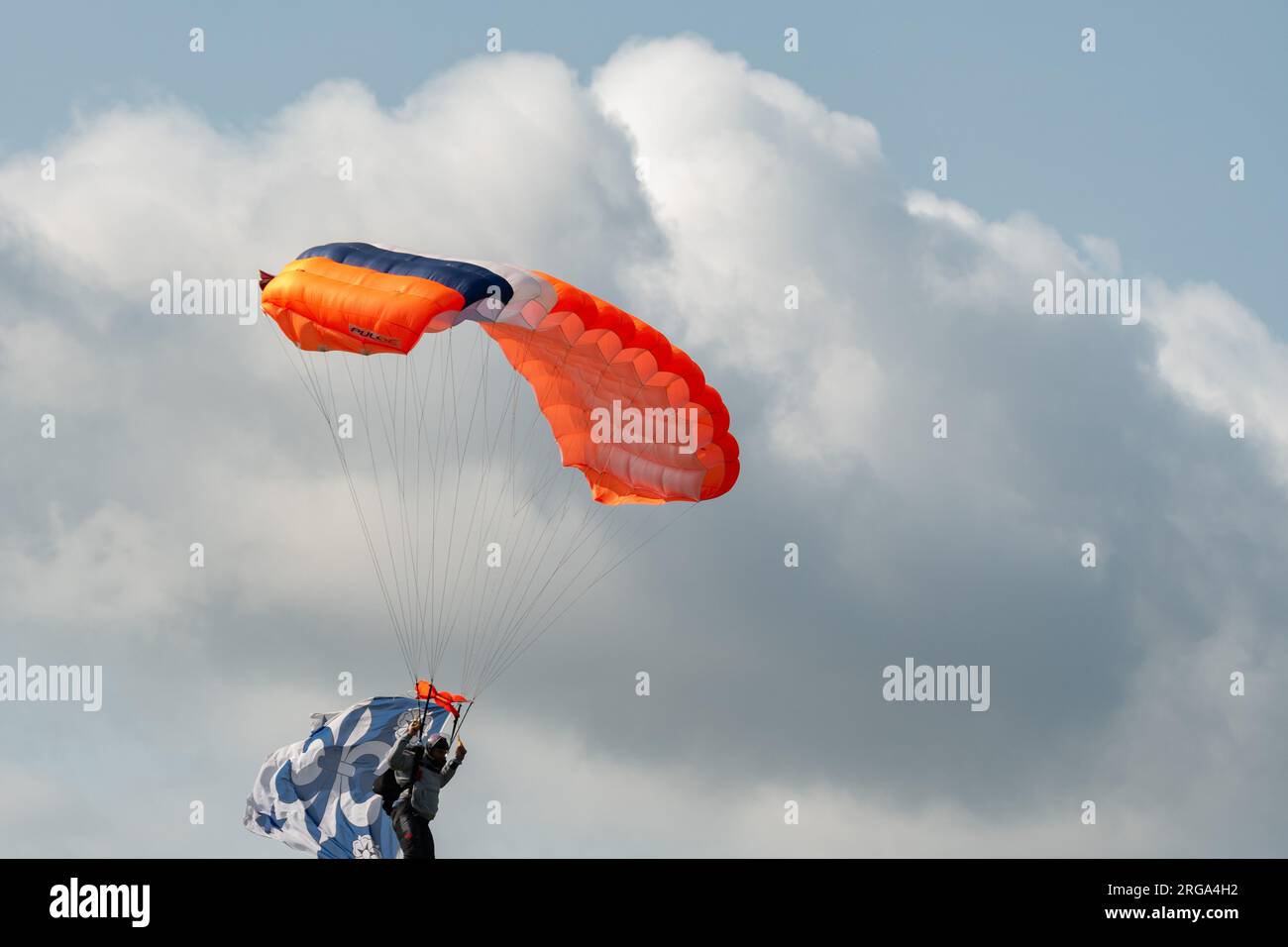 Speck-Fehraltorf, Zürich, Schweiz, 1. Juli 2023 Fallschirm während einer Flugshow auf einem kleinen Flugplatz Stockfoto