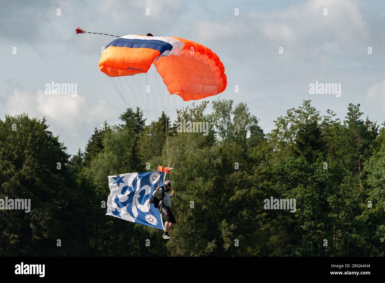 Speck-Fehraltorf, Zürich, Schweiz, 1. Juli 2023 Fallschirm während einer Flugshow auf einem kleinen Flugplatz Stockfoto