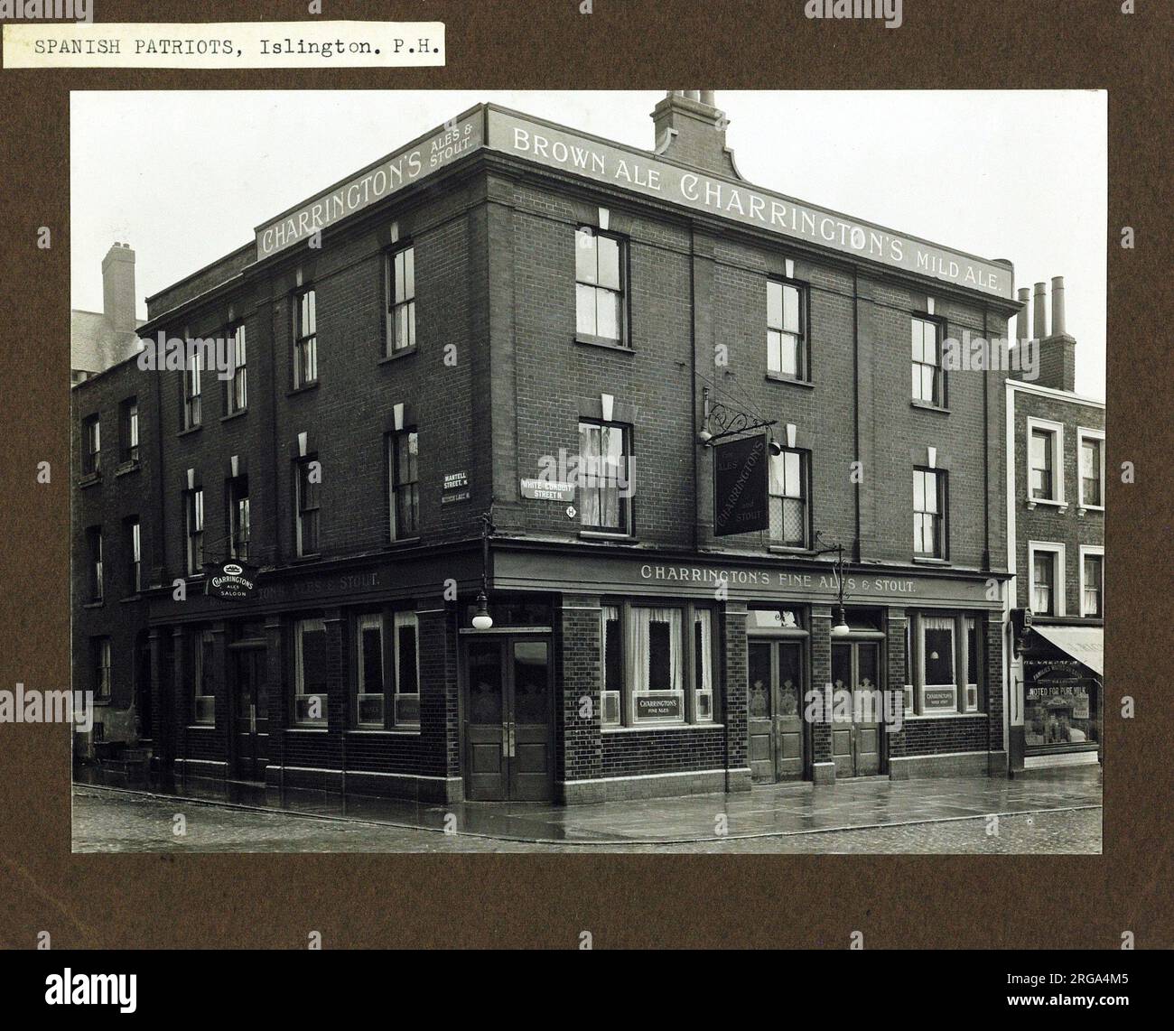 Foto der spanischen Patrioten PH, Islington, London. Die Hauptseite des Aufdrucks (hier abgebildet) zeigt: Linke Seite in der Ansicht des Pubs. Auf der Rückseite des Aufdrucks (auf Anfrage erhältlich) finden Sie Details: Nichts für die spanischen Patrioten, Islington, London N1 0XT. Seit Juli 2018 . Abgerissen, um Platz für Sainsbury's Car Park zu machen. Stockfoto