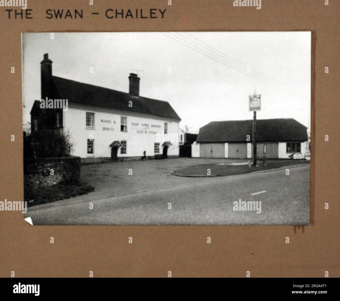 Foto von Swan PH, Chailey, Sussex. Die Hauptseite des Aufdrucks (hier abgebildet) zeigt: Linke Seite in der Ansicht des Pubs. Auf der Rückseite des Aufdrucks (auf Anfrage erhältlich) stehen Details: Nichts für The Swan, Chailey, Sussex BN8 4BU. Seit Juli 2018 . In Wohngebäude umgewandelt Stockfoto