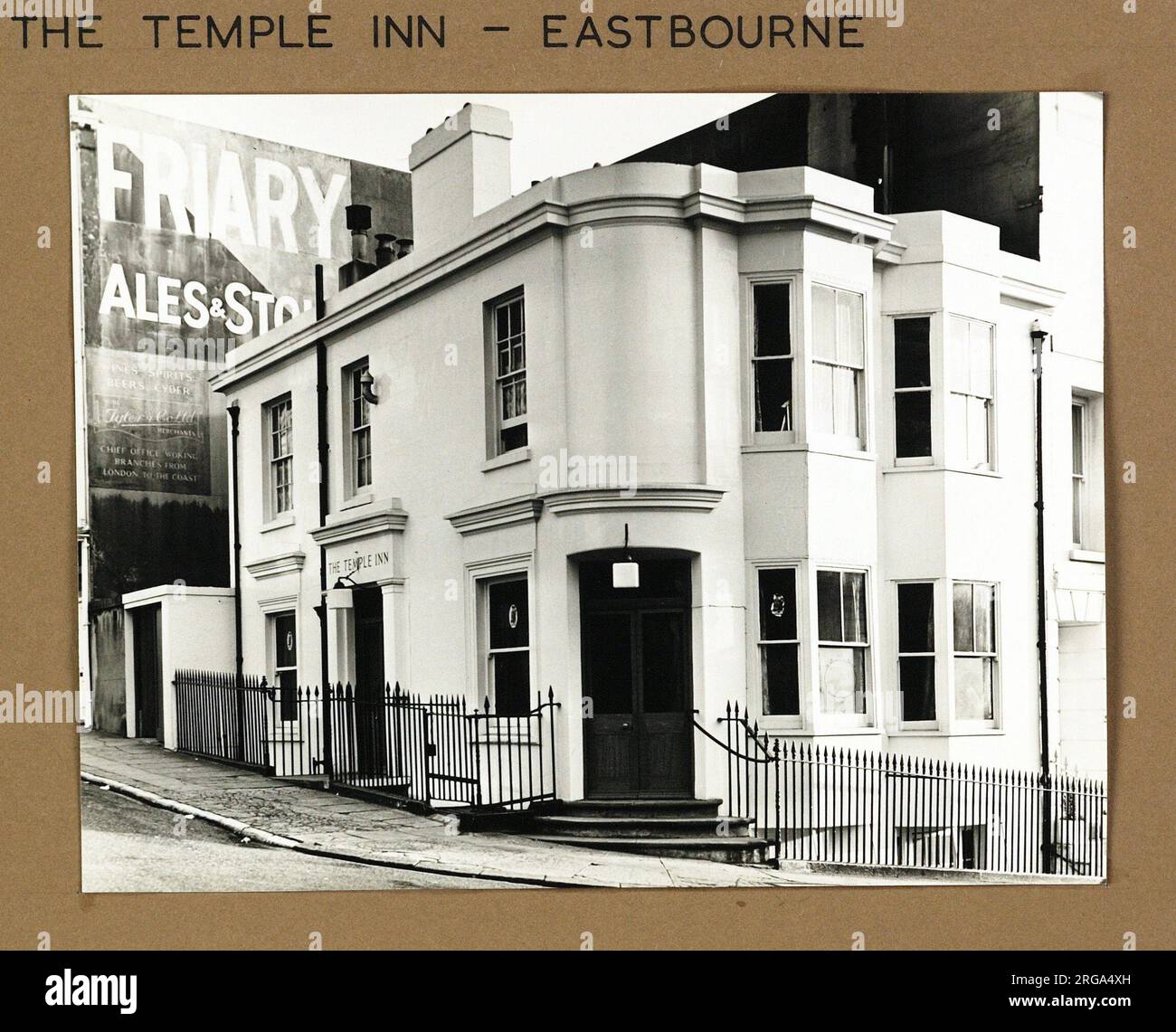 Foto: Temple Inn, Brighton, Sussex. Die Hauptseite des Aufdrucks (hier abgebildet) zeigt: Ecke auf der Ansicht des Pubs. Die Rückseite des Aufdrucks (auf Anfrage erhältlich) Details: Nichts für das Temple Inn, Brighton, Sussex BN1 3FS. Seit Juli 2018 . Das Temple Inn liegt an der Ecke Victoria Road und Montpelier Street, gegenüber der St. Michael und der All Angels Kirche. Das Gebäude ist immer noch das gleiche, obwohl es jetzt Montpelier Chirurgie ist. Stockfoto