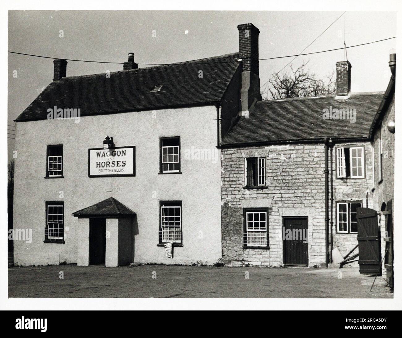 Foto von Waggon & Horses PH, Castle Cary, Somerset. Die Hauptseite des Aufdrucks (hier abgebildet) zeigt: Gesicht auf den Pub. Auf der Rückseite des Aufdrucks (auf Anfrage erhältlich) finden Sie Details: Öffentliche ID für Waggon & Horses, Castle Cary, Somerset BA7 7HL. Seit Juli 2018 . Die Kneipe ist seit mehreren Jahren geschlossen, das Gebäude existiert noch und die Wahrscheinlichkeit, dass es bald wieder geöffnet wird, ist gering. Stockfoto
