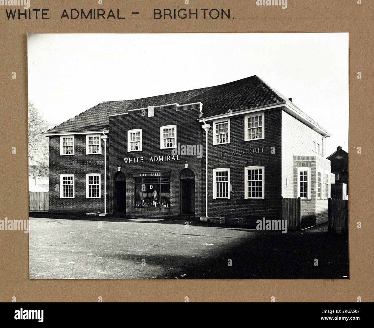 Foto von White Admiral PH, Brighton, Sussex. Die Hauptseite des Aufdrucks (hier abgebildet) zeigt: Die rechte Seite des Pubs. Auf der Rückseite des Aufdrucks (auf Anfrage erhältlich) steht: Nichts für den Weißen Admiral, Brighton, Sussex BN2 4JN. Seit Juli 2018 . Der Pub wurde für die Außenaufnahmen als 1992. Weihnachtsausgabe von Nags Head in Only Fools and Horses verwendet. Jetzt abgerissen und jetzt gibt es Wohnungen auf der Baustelle. Stockfoto