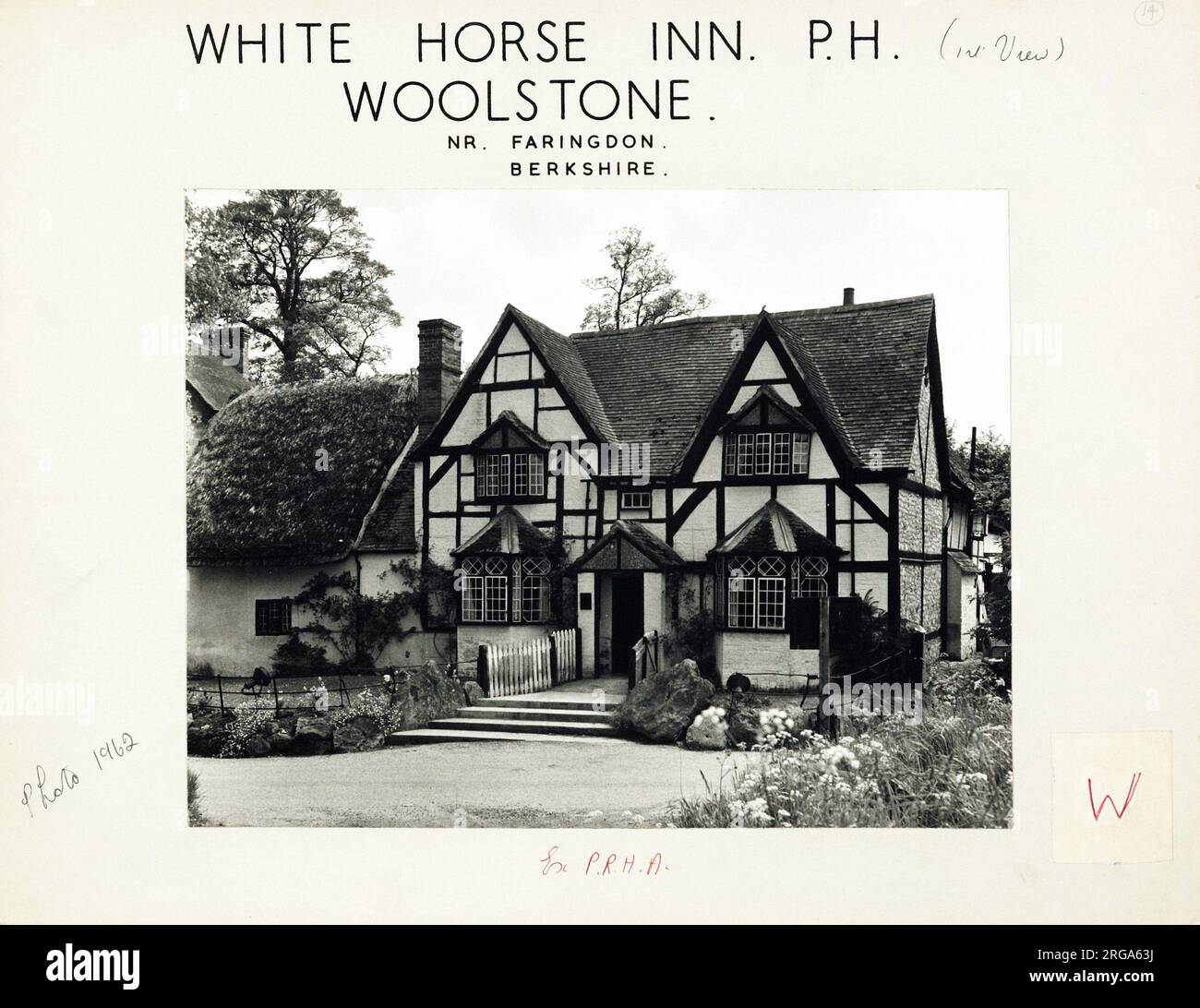Foto: White Horse Inn, Woolstone, Oxfordshire. Die Hauptseite des Aufdrucks (hier abgebildet) zeigt: Gesicht auf den Pub. Auf der Rückseite des Aufdrucks (auf Anfrage erhältlich) ist Folgendes angegeben: Trading Record 1960 . 1963 für das White Horse Inn, Woolstone, Oxfordshire SN7 7QL. Seit Juli 2018 . Arkells Stockfoto