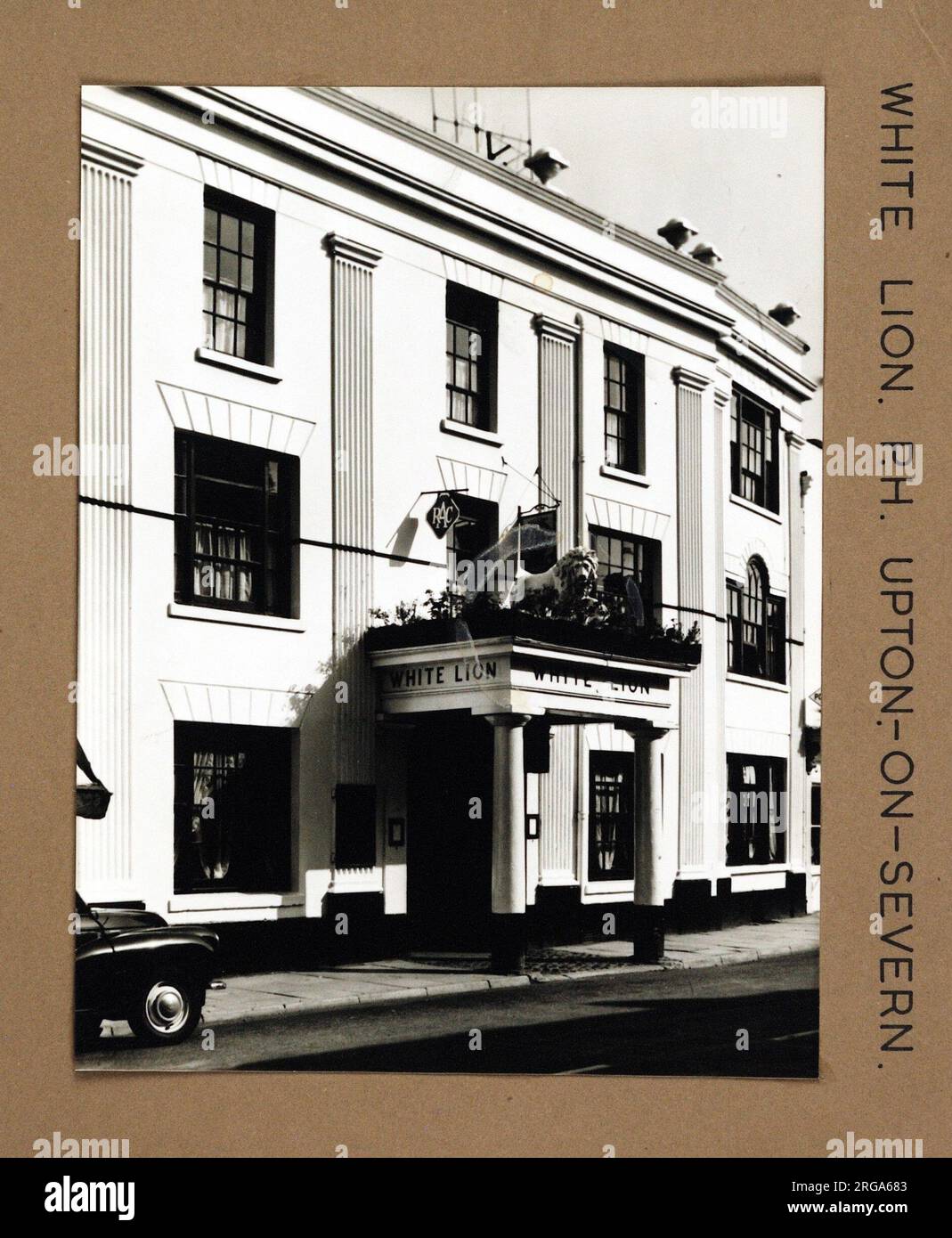 Foto von White Lion PH, Upton auf Severn, Worcestershire. Die Hauptseite des Aufdrucks (hier abgebildet) zeigt: Linke Seite in der Ansicht des Pubs. Auf der Rückseite des Aufdrucks (auf Anfrage erhältlich) finden Sie Details: Nichts für den Weißen Löwen, Upton auf Severn, Worcestershire WR8 0HJ. Seit Juli 2018 . Privatbesitz Stockfoto