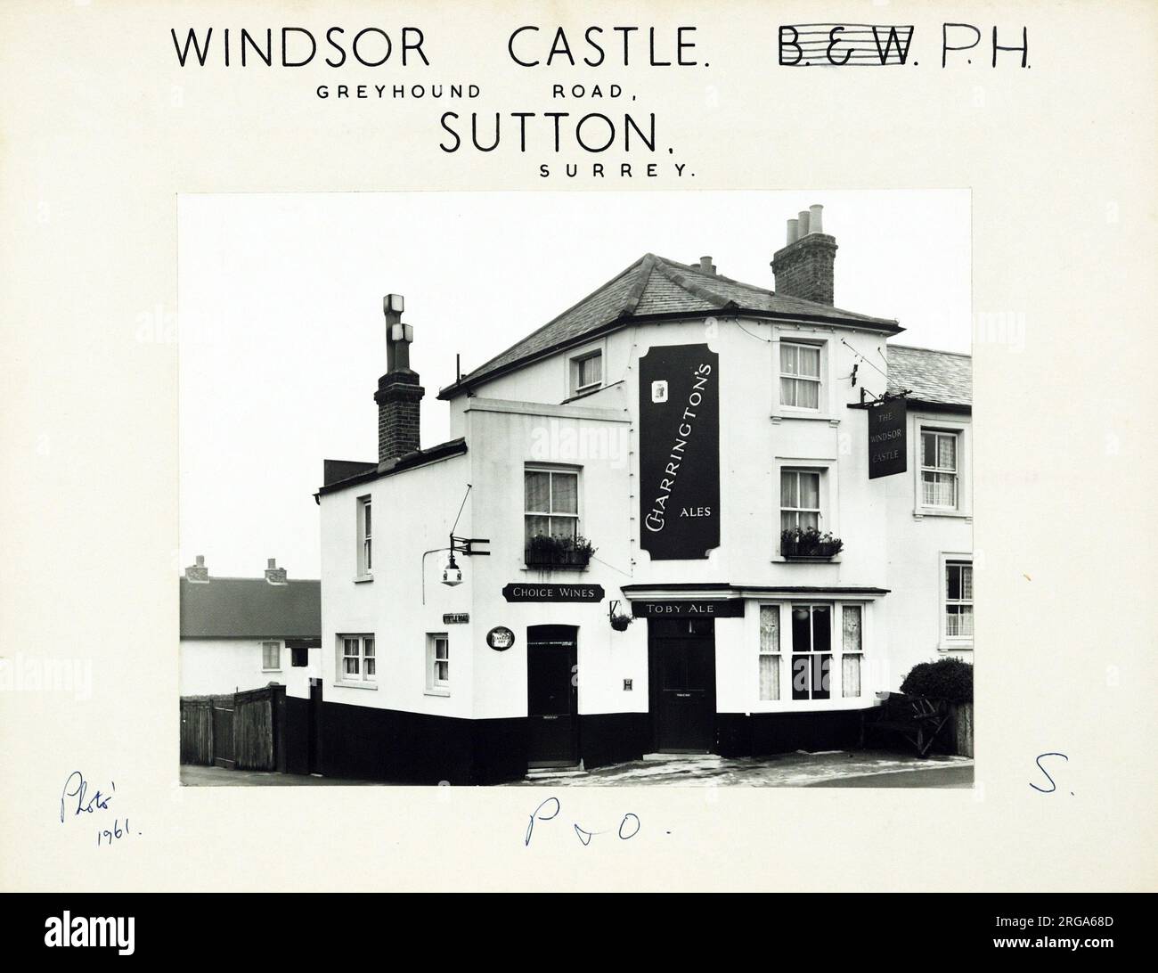 Foto von Windsor Castle PH, Sutton, Surrey. Die Hauptseite des Aufdrucks (hier abgebildet) zeigt: Linke Seite in der Ansicht des Pubs. Auf der Rückseite des Aufdrucks (auf Anfrage erhältlich) ist Folgendes angegeben: Trading Record 1921 . 1961 für Windsor Castle, Sutton, Surrey SM1 4BY. Seit Juli 2018 . Fullers Pub Stockfoto
