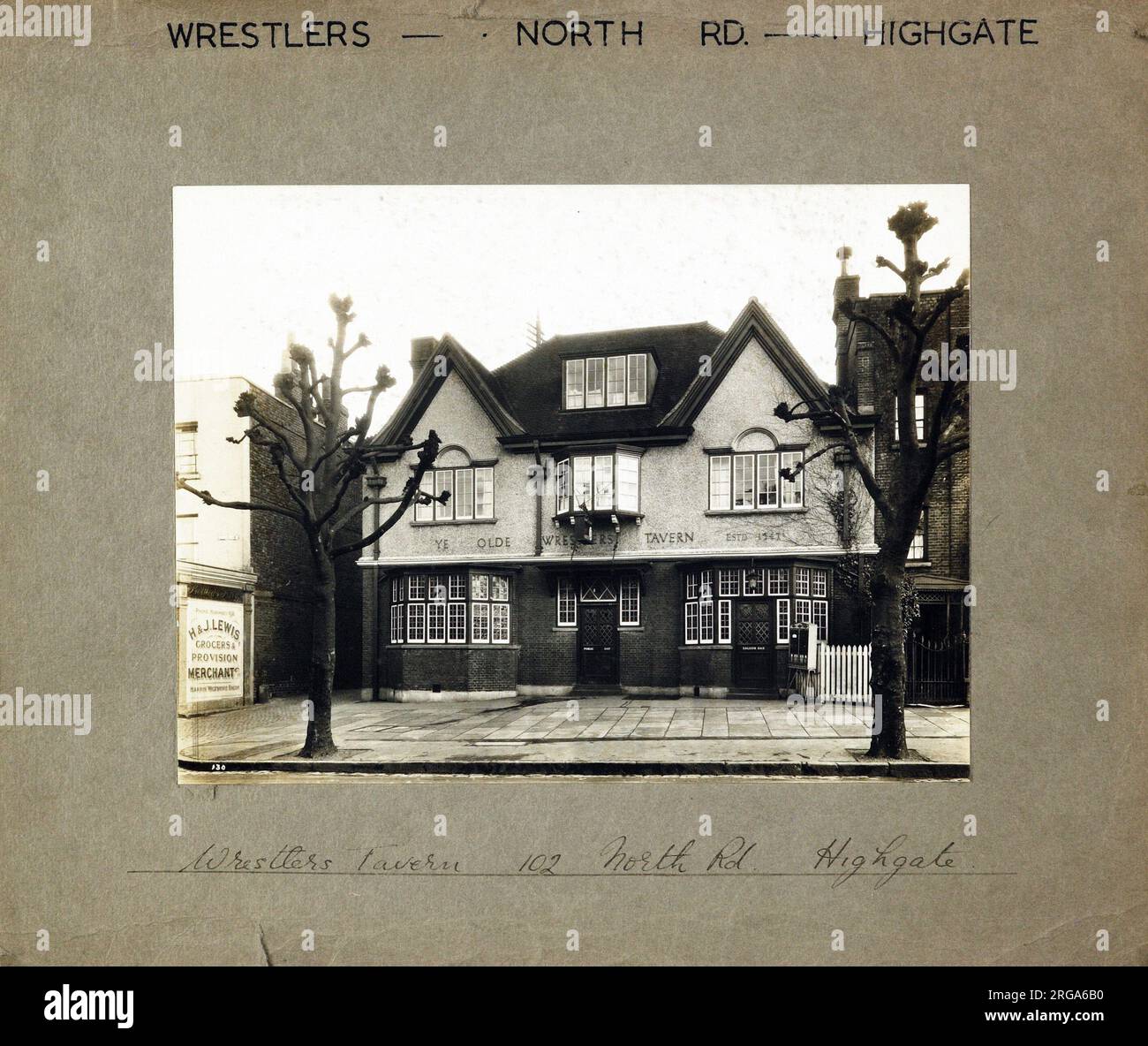 Foto der Wrestler PH, Highgate, London. Die Hauptseite des Aufdrucks (hier abgebildet) zeigt: Gesicht auf den Pub. Auf der Rückseite des Aufdrucks (auf Anfrage erhältlich) finden Sie Details: Nichts für die Wrestler, Highgate, London N6 4AA. Seit Juli 2018 . Punch Tavernen Stockfoto