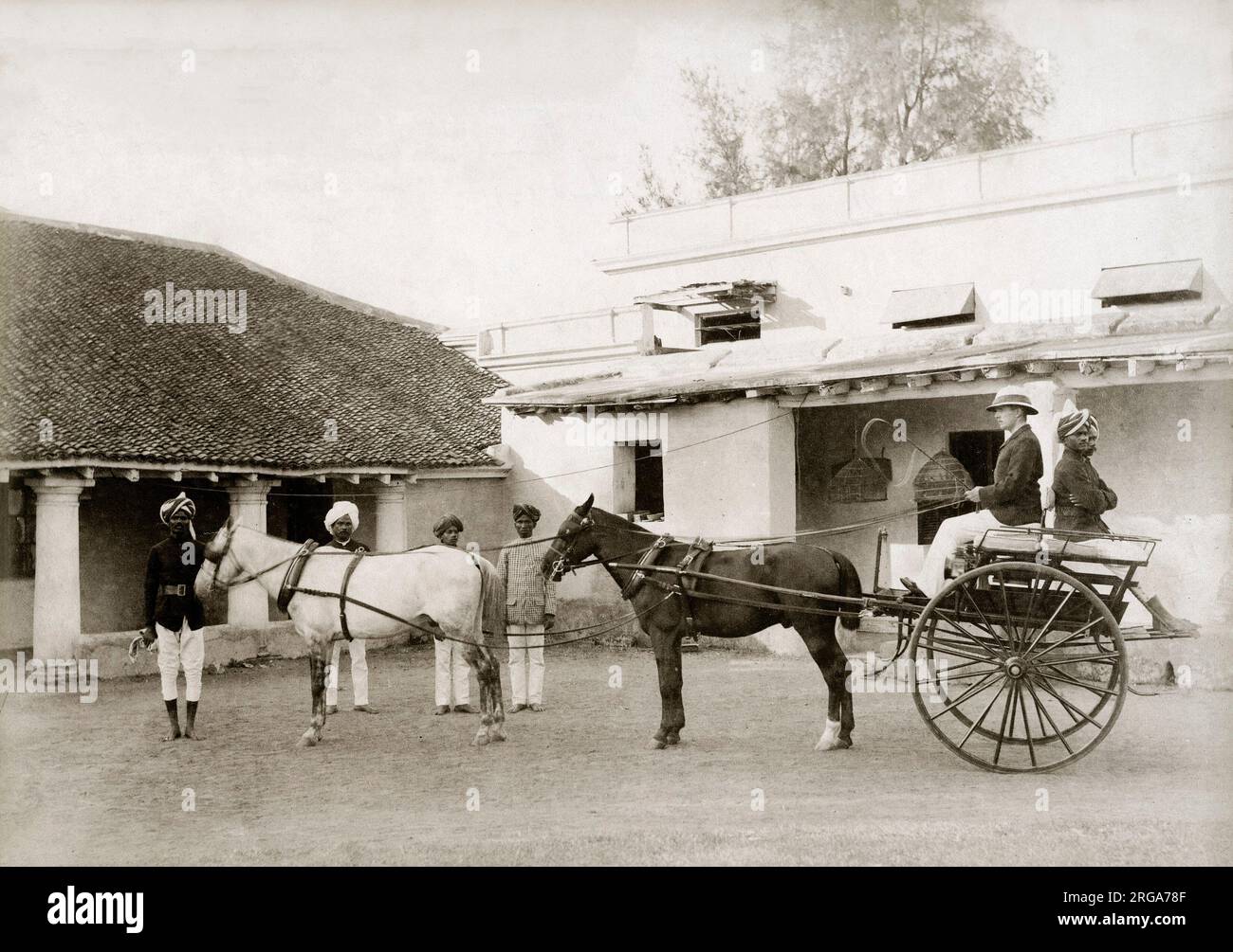 Vintage-Foto aus dem 19.. Jahrhundert: Pony und Falle und Diener, Britisches Indien Stockfoto