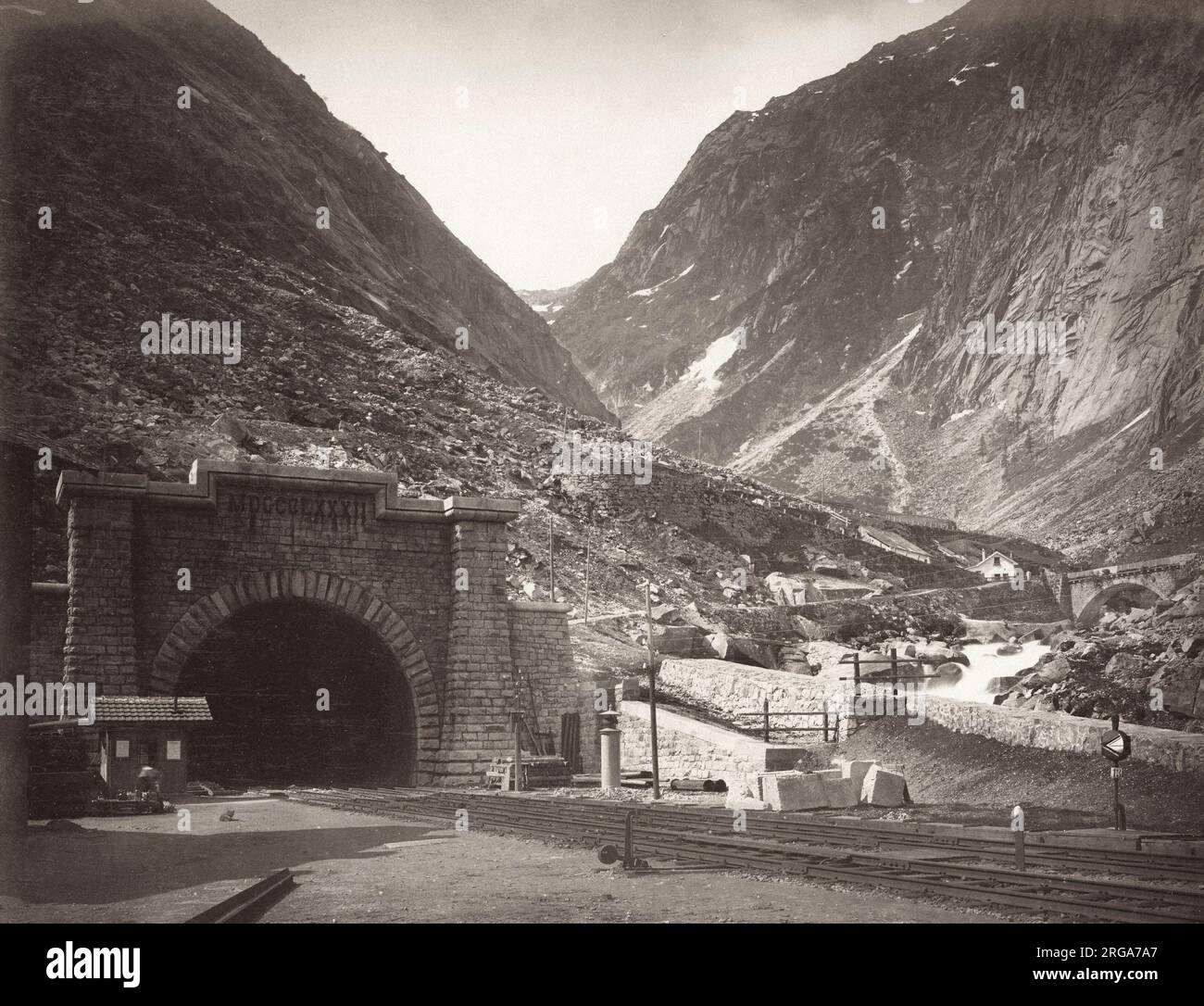 Gotthard-Eisenbahntunnel, Schweiz der Gotthard-Tunnel (Gotthardtunnel) ist ein 15 Kilometer langer Eisenbahntunnel und bildet den Gipfel der Gotthard-Bahn in der Schweiz. Er verbindet Goschenen mit Airolo und war der erste Tunnel durch das Saint-Gotthard-Massiv, um den St. Gotthard-Pass zu umgehen. Er ist als ein zweigleisiger, normalspuriger Tunnel gebaut.der Gotthard-Tunnel war bei seiner Eröffnung im Jahr 1882 der längste Tunnel der Welt. Stockfoto