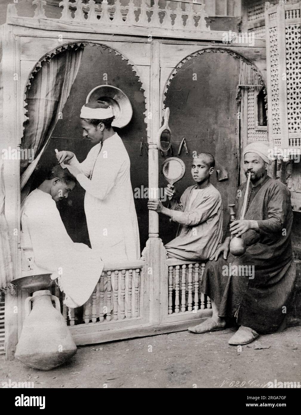 Vintage 19. Century Foto: Ägyptischer Friseur bei der Arbeit, Genre-Studioszene, Zangaki Studio Stockfoto