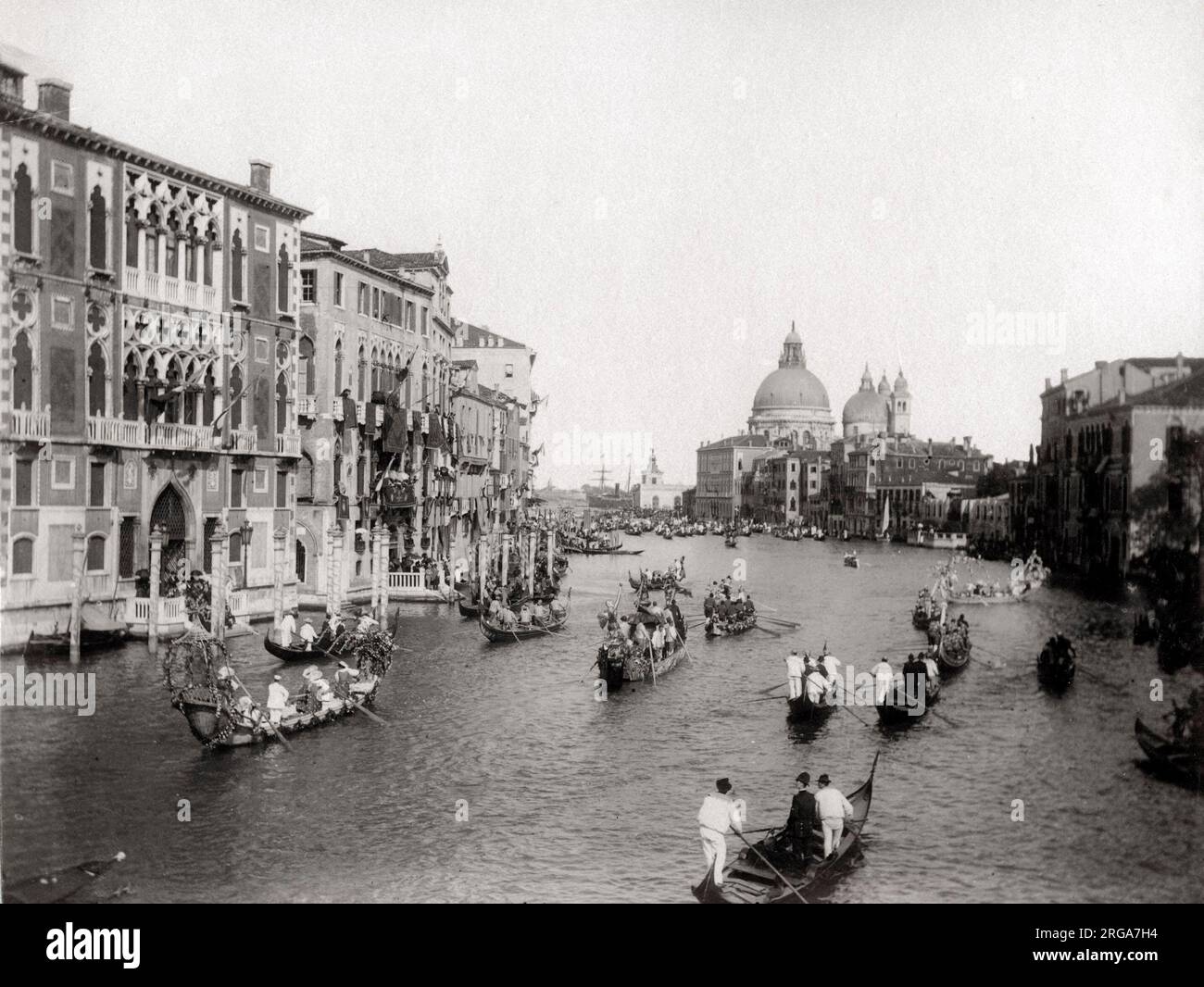 Vintage 19. Jahrhundert Foto: Boote auf dem Canal Grande Venedig während einer Regatta Stockfoto