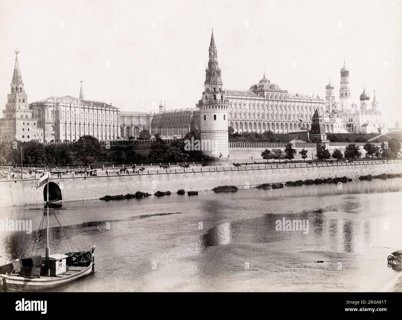 Blick auf den Kreml auf der anderen Flussseite, Moskau Russland. Vintage 19. Jahrhundert Foto. Stockfoto